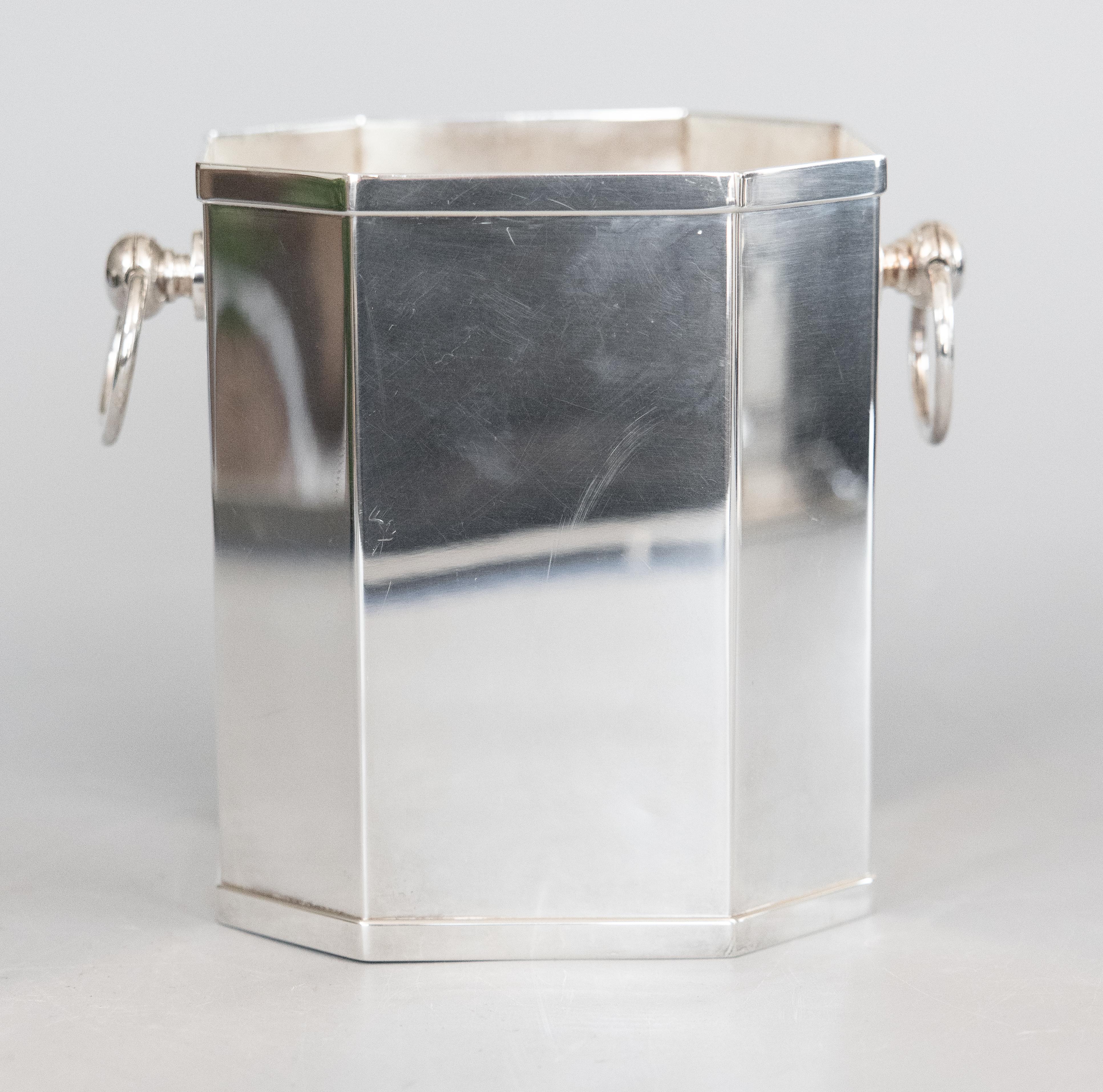 Un elegante secchiello per ghiaccio per champagne in stile Modernista Art Deco ottagonale / refrigeratore per vino di St. James, produttore di oggetti cavi placcati in argento molto apprezzato in Brasile. Marchio del fabbricante sul retro. Questo