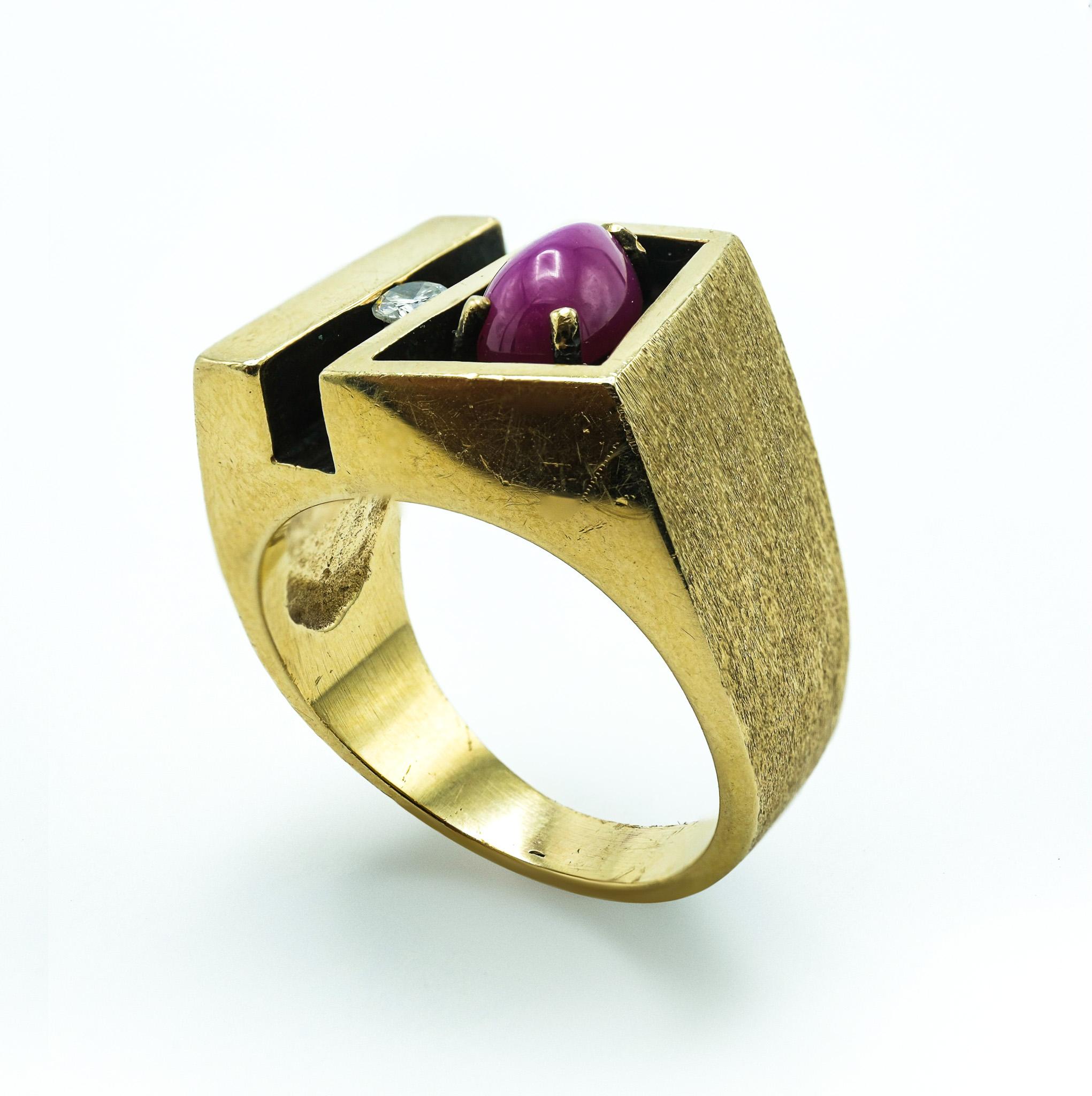 Modernist Star Ruby and Diamond 14 Karat Yellow Gold Ring with Carved Face For Sale 1