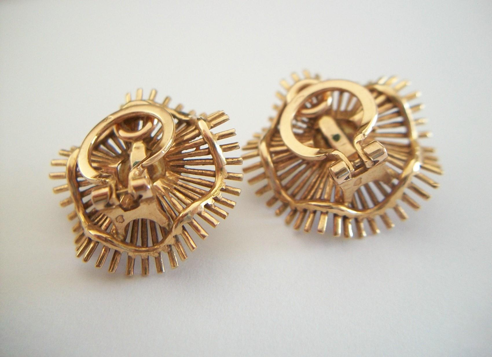 Clips d'oreilles modernistes en perles de culture en étoile et or 18 carats, France, vers 1960 en vente 4