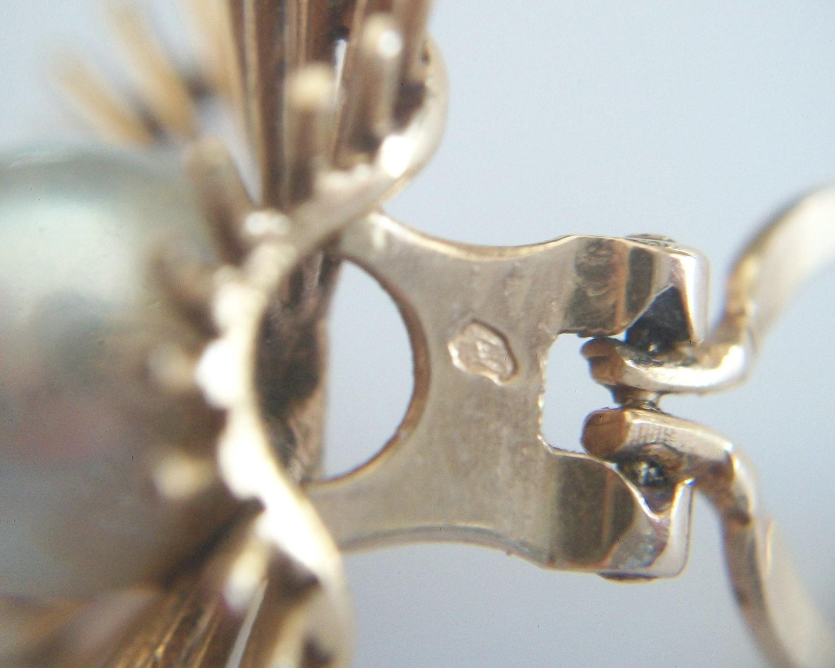Clips d'oreilles modernistes en perles de culture en étoile et or 18 carats, France, vers 1960 en vente 6