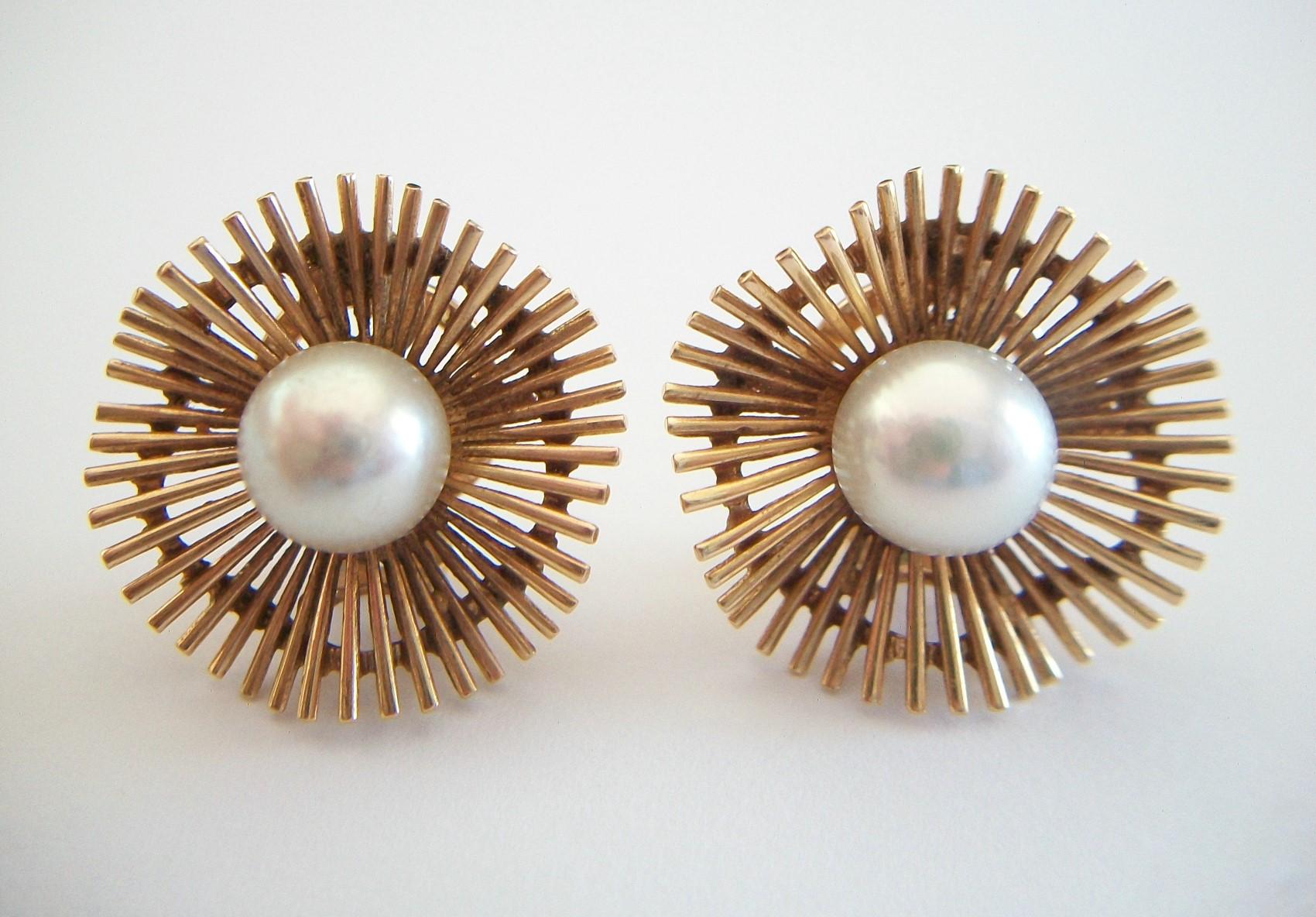 Round Cut Modernist Starburst Cultured Pearl & 18k Gold Ear Clips, France, circa 1960s For Sale