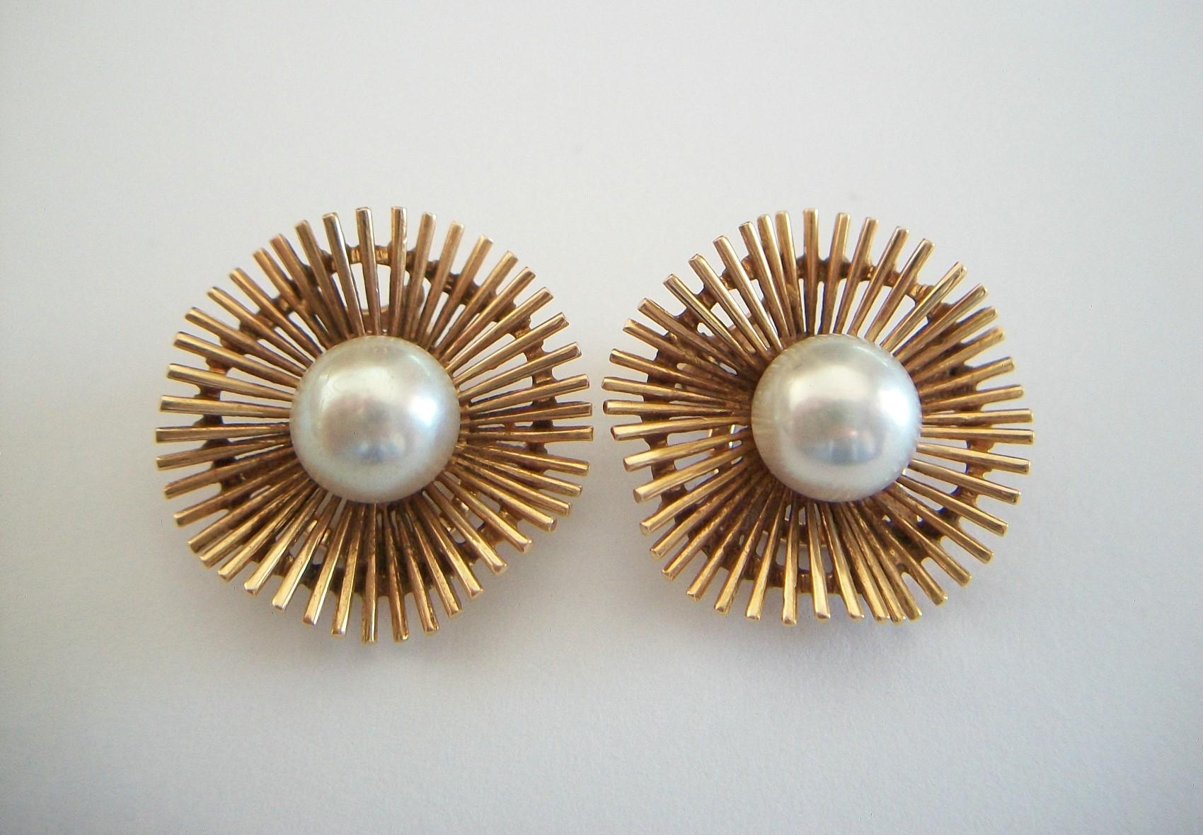Modernist Starburst Cultured Pearl & 18k Gold Ear Clips, France, circa 1960s In Good Condition For Sale In Chatham, CA