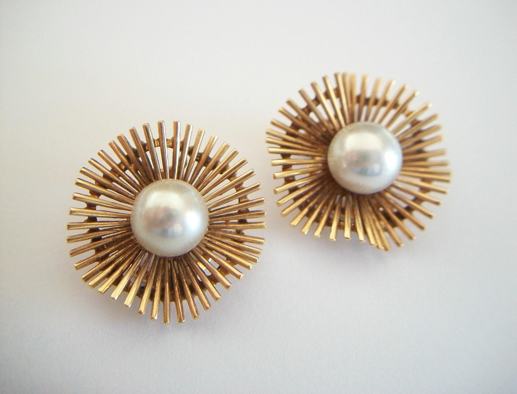 Women's Modernist Starburst Cultured Pearl & 18k Gold Ear Clips, France, circa 1960s For Sale