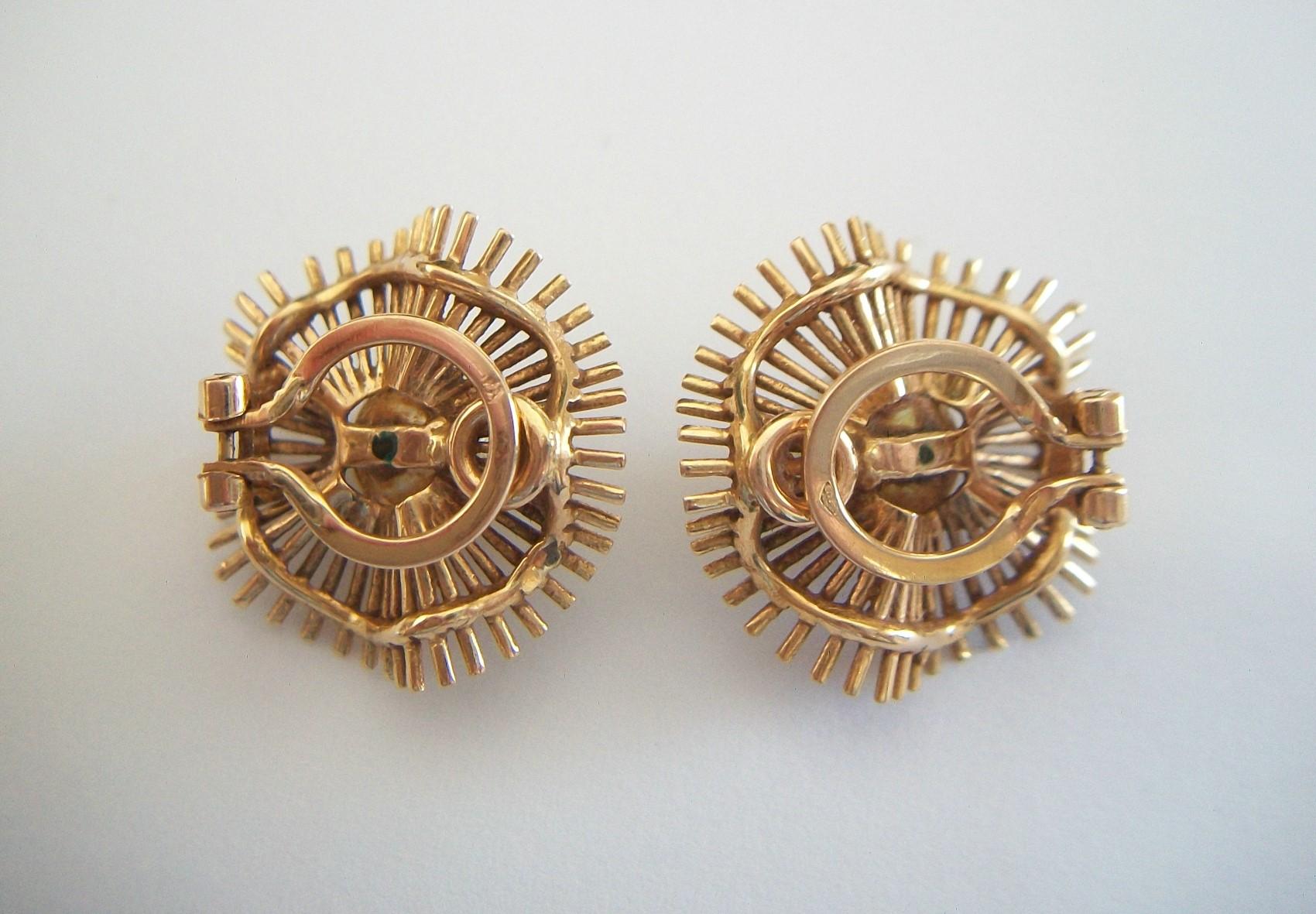 Clips d'oreilles modernistes en perles de culture en étoile et or 18 carats, France, vers 1960 Pour femmes en vente