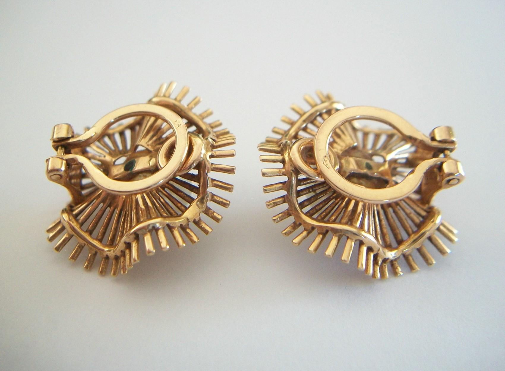 Clips d'oreilles modernistes en perles de culture en étoile et or 18 carats, France, vers 1960 en vente 1