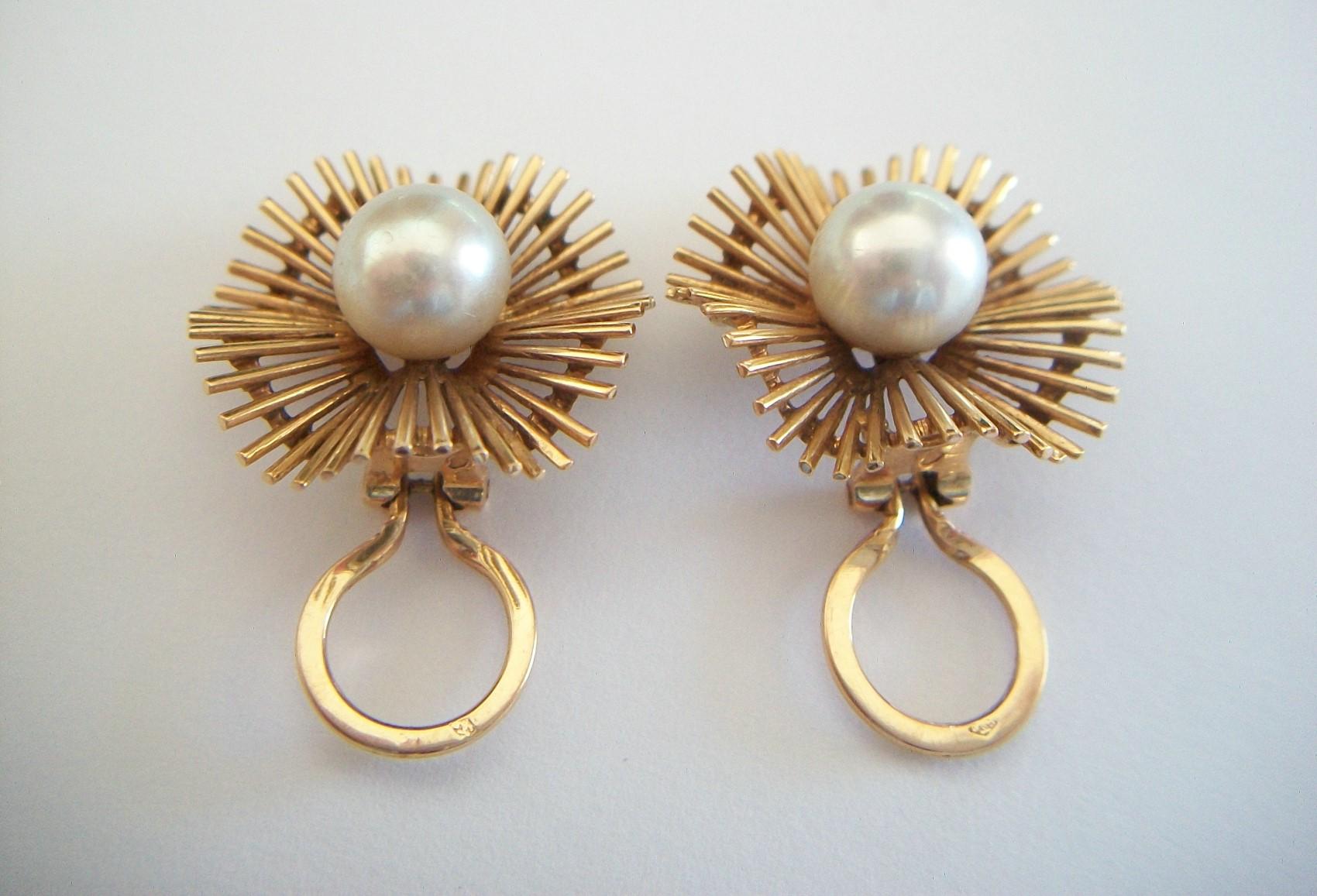 Modernist Starburst Cultured Pearl & 18k Gold Ear Clips, France, circa 1960s For Sale 3