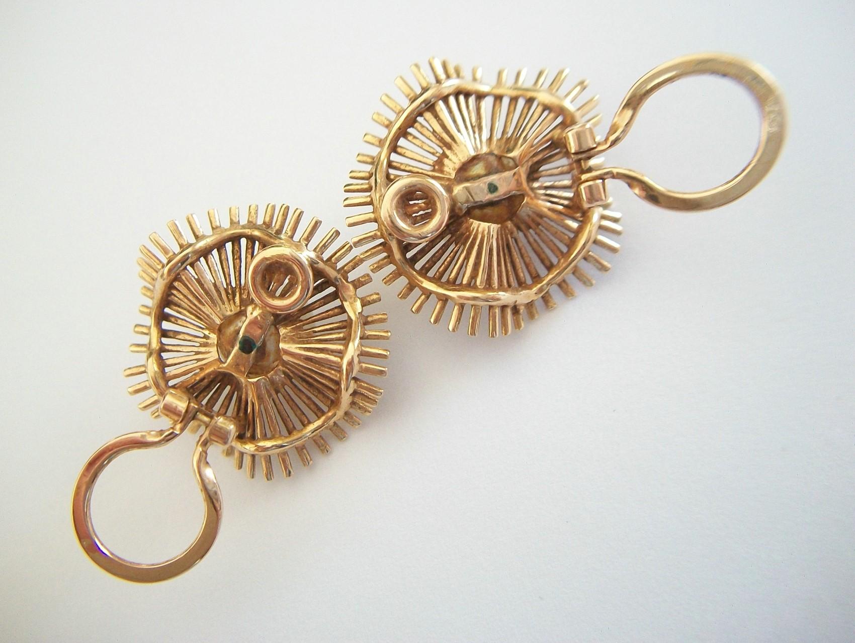 Clips d'oreilles modernistes en perles de culture en étoile et or 18 carats, France, vers 1960 en vente 3
