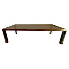 Mesa de comedor modernista de acero y latón