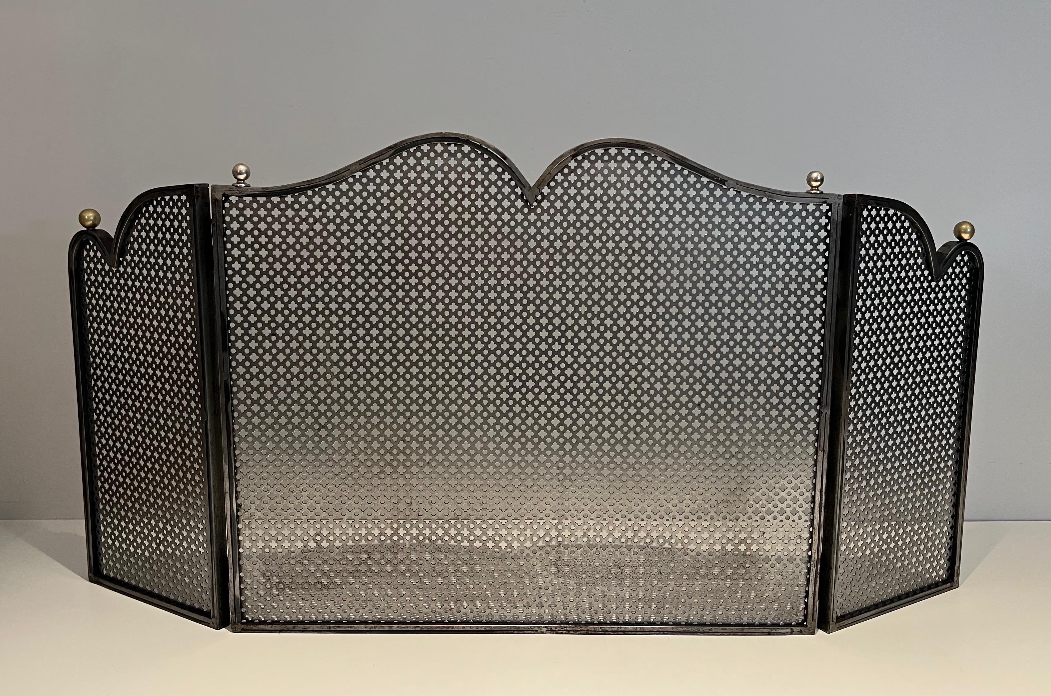 This modernist 3 panels fireplace screen is made of steel with steel grilling and brass bowls. This is a French work, circa 1970.