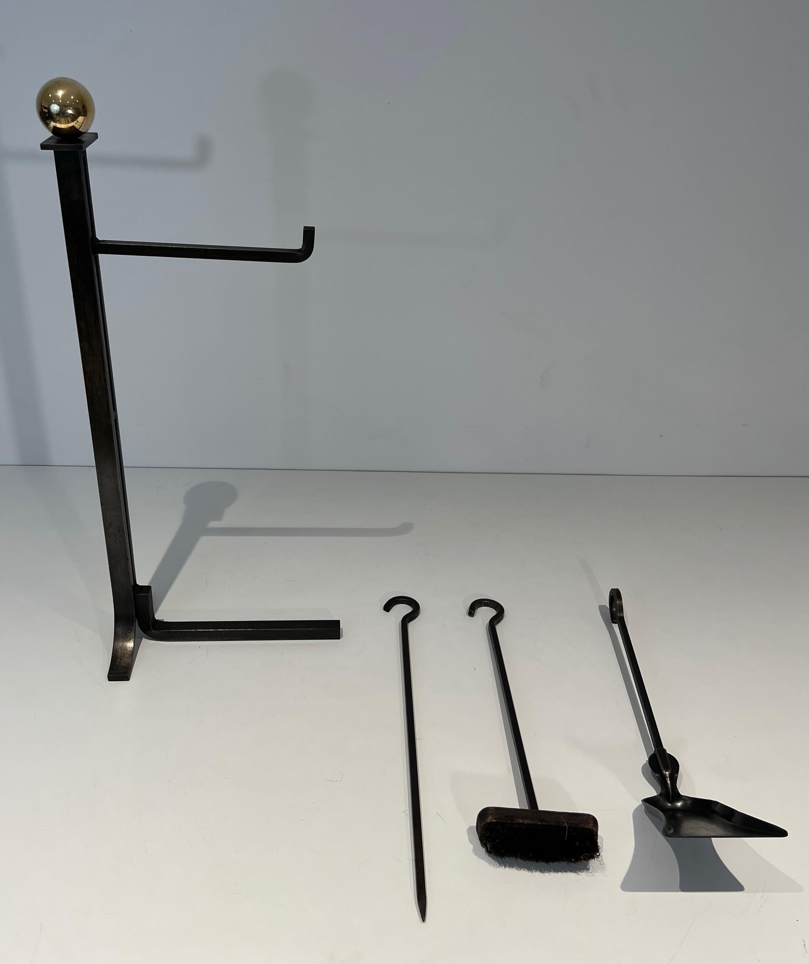 Modernist Steel and Brass Fireplace Tools on Stand in the Style of Jacques Adnet In Good Condition For Sale In Marcq-en-Barœul, Hauts-de-France