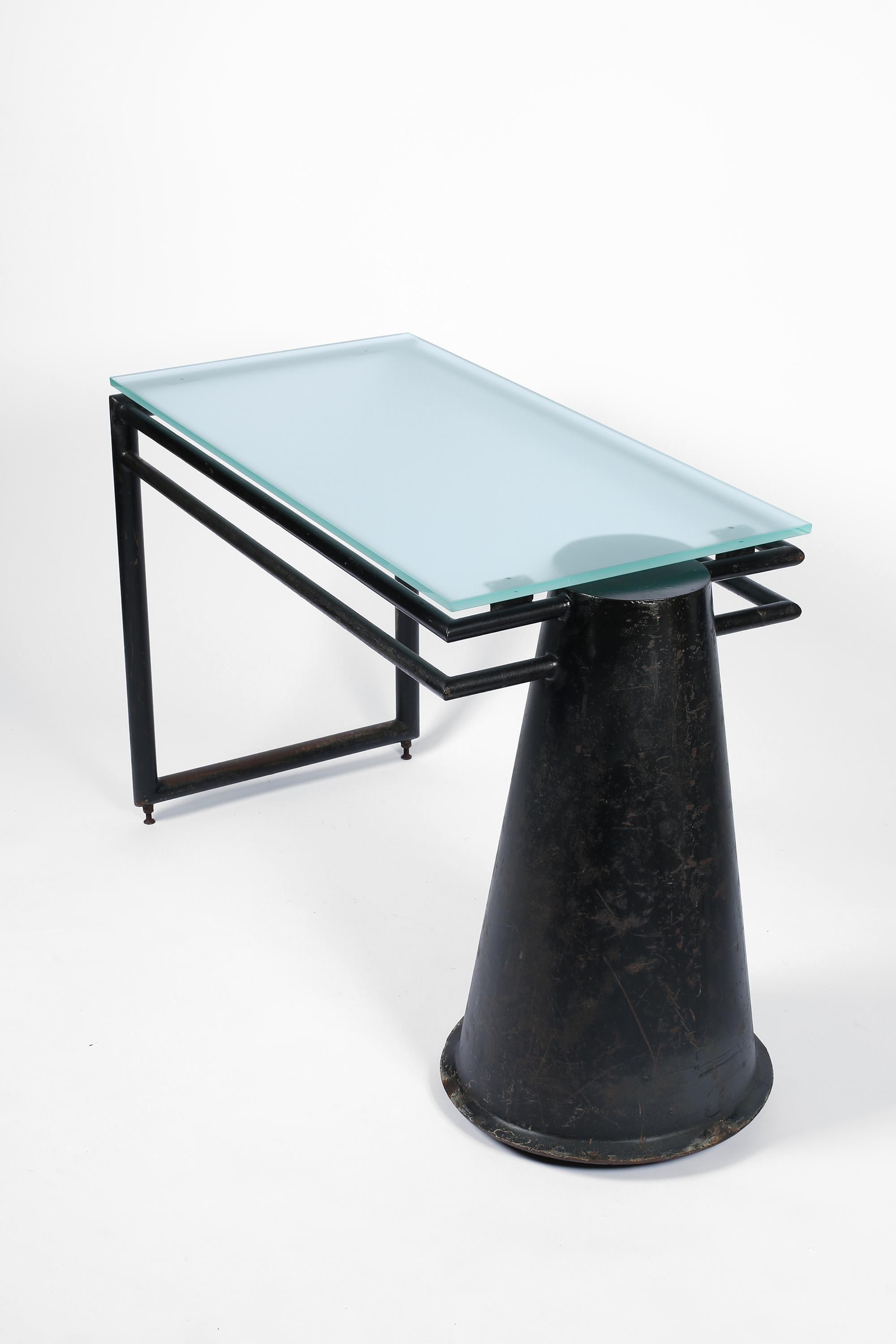 Ein skulpturaler Schreibtisch aus patiniertem, schwarz emailliertem Stahl mit einer neuen, schwebenden Platte aus Milchglas. Seine Form A erinnert an Le Corbusier - eine Anspielung auf den Modernismus und den Industrialismus. Französisch,