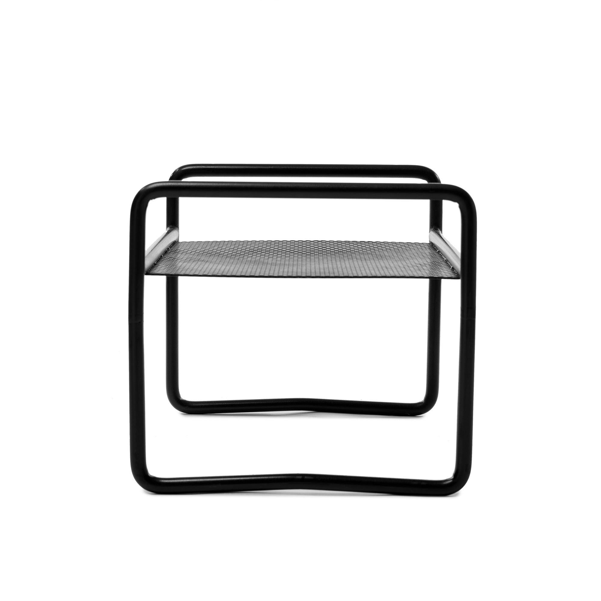 Tabouret de bar / table d'appoint moderniste en acier avec assise et dossier perforés. Coussins en mousse haute densité (pas comme sur la photo), soudés, tissu C.O.C.. (Intérieur / Extérieur)