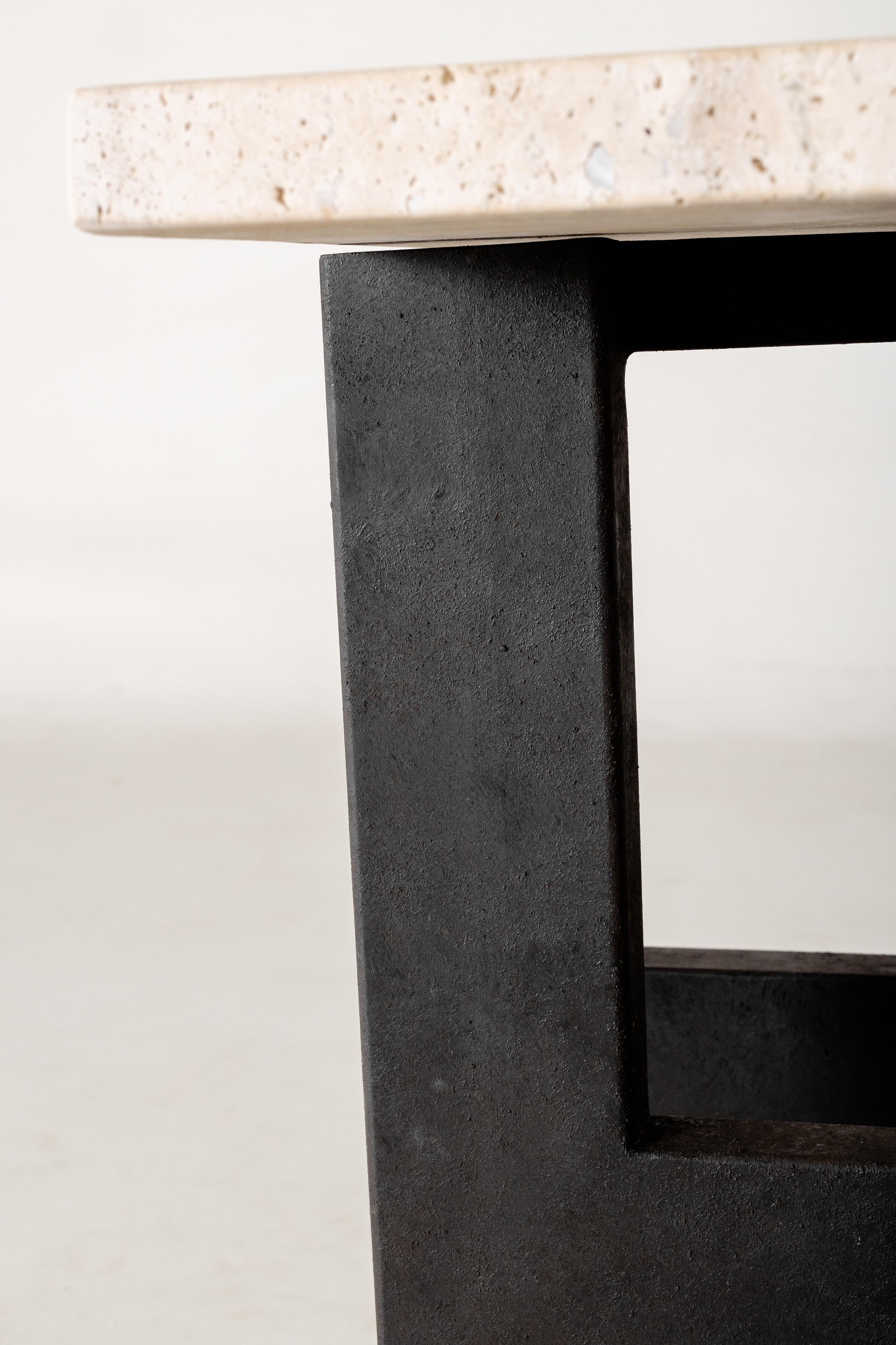Table d'appoint moderniste en acier et ébène avec plateau en travertin argenté en vente 3
