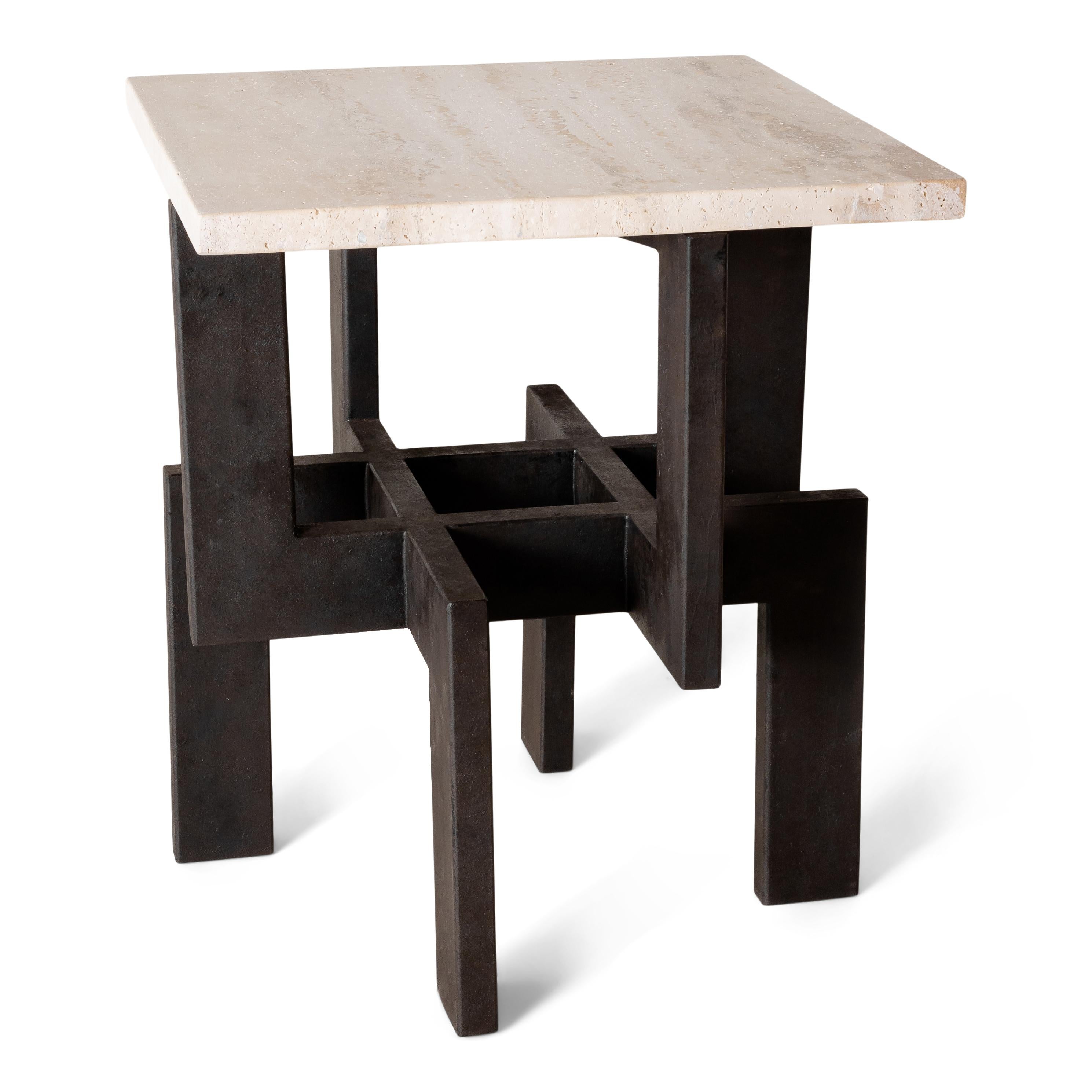 Moderne Table d'appoint moderniste en acier et ébène avec plateau en travertin argenté en vente