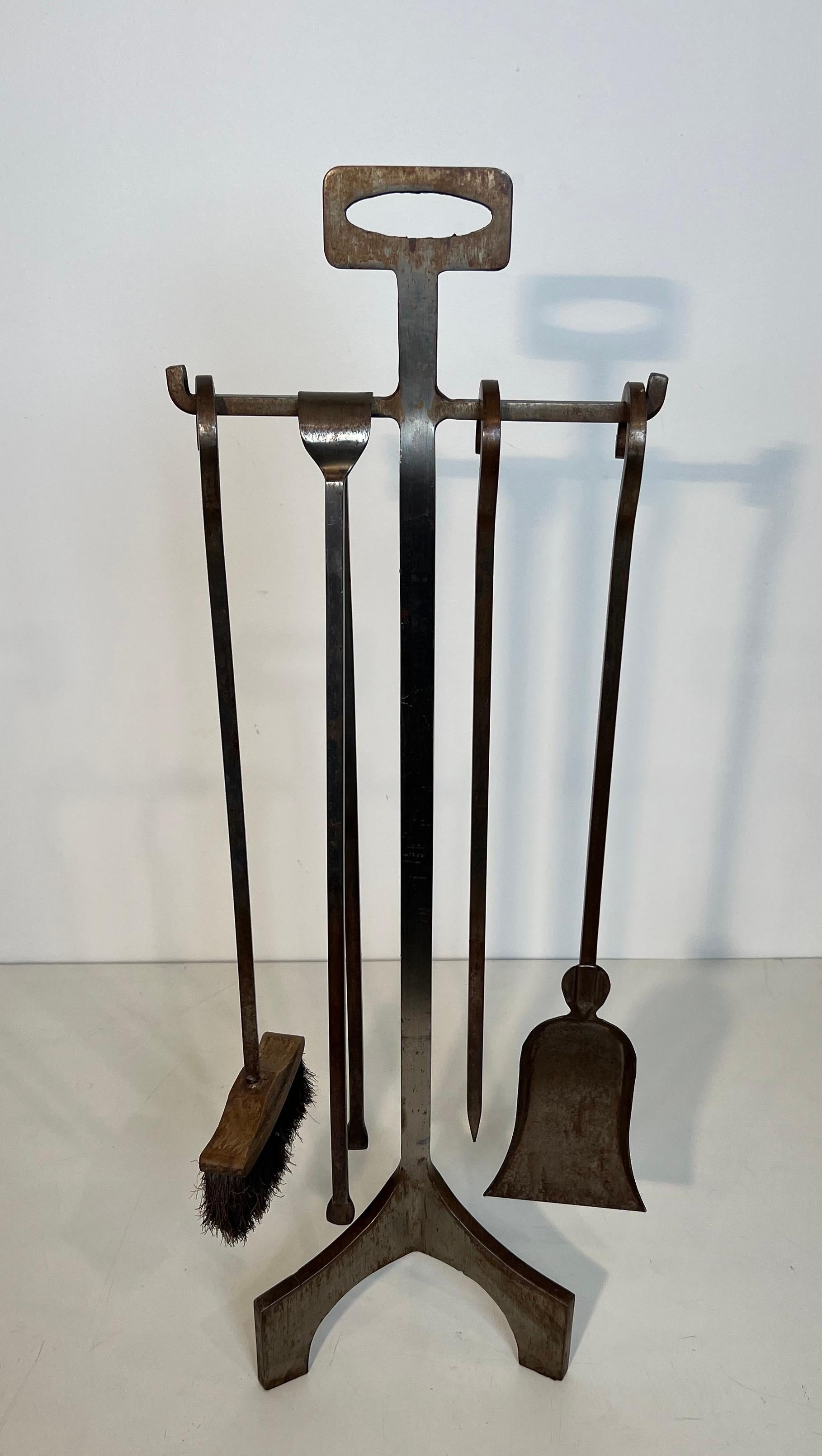 This very nice and interesting modernist fireplace tools on stand is made of steel. This is a French work. Circa 1970