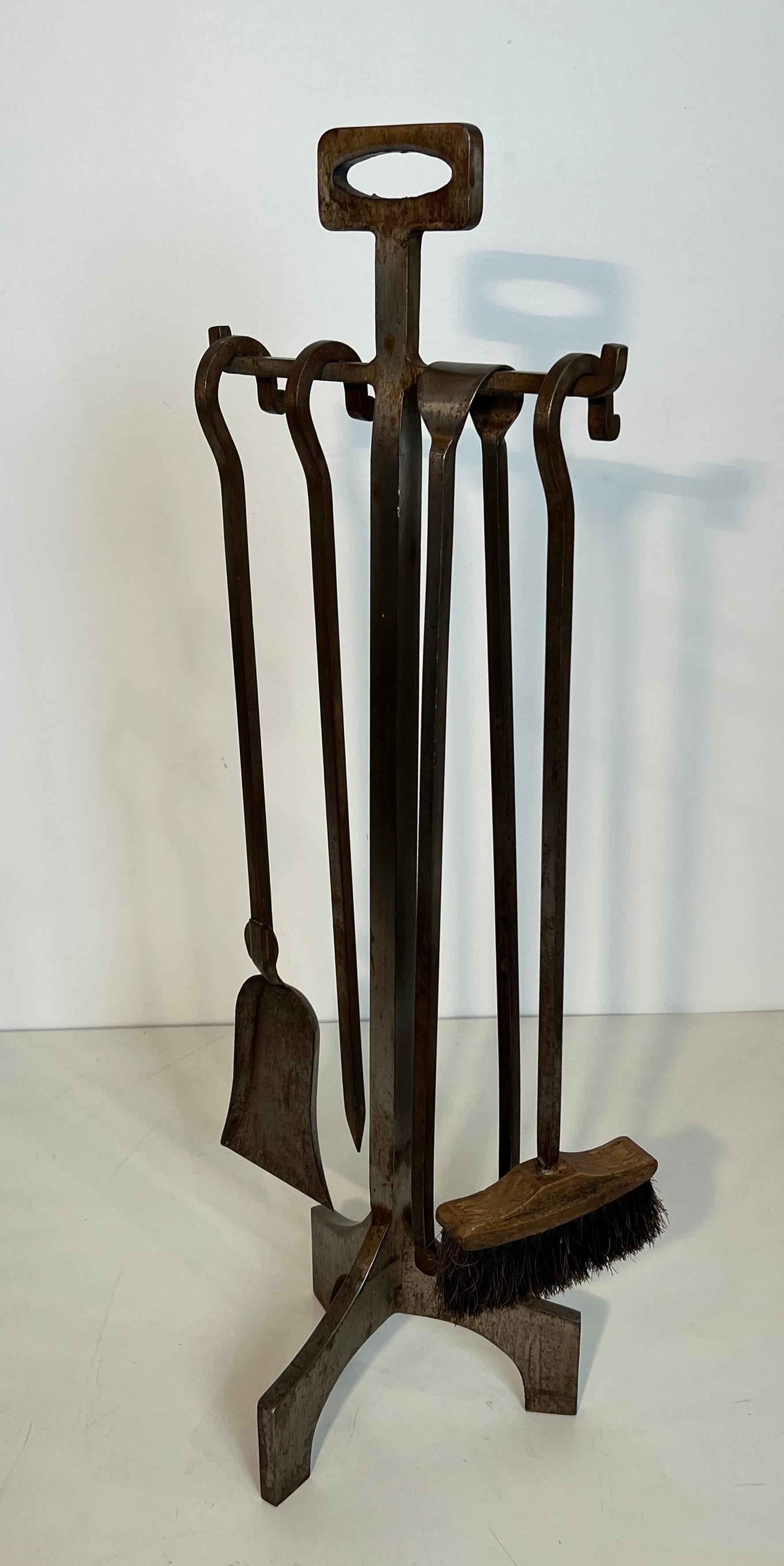 Modernist Steel Fireplace Tools on Stand In Good Condition For Sale In Marcq-en-Barœul, Hauts-de-France