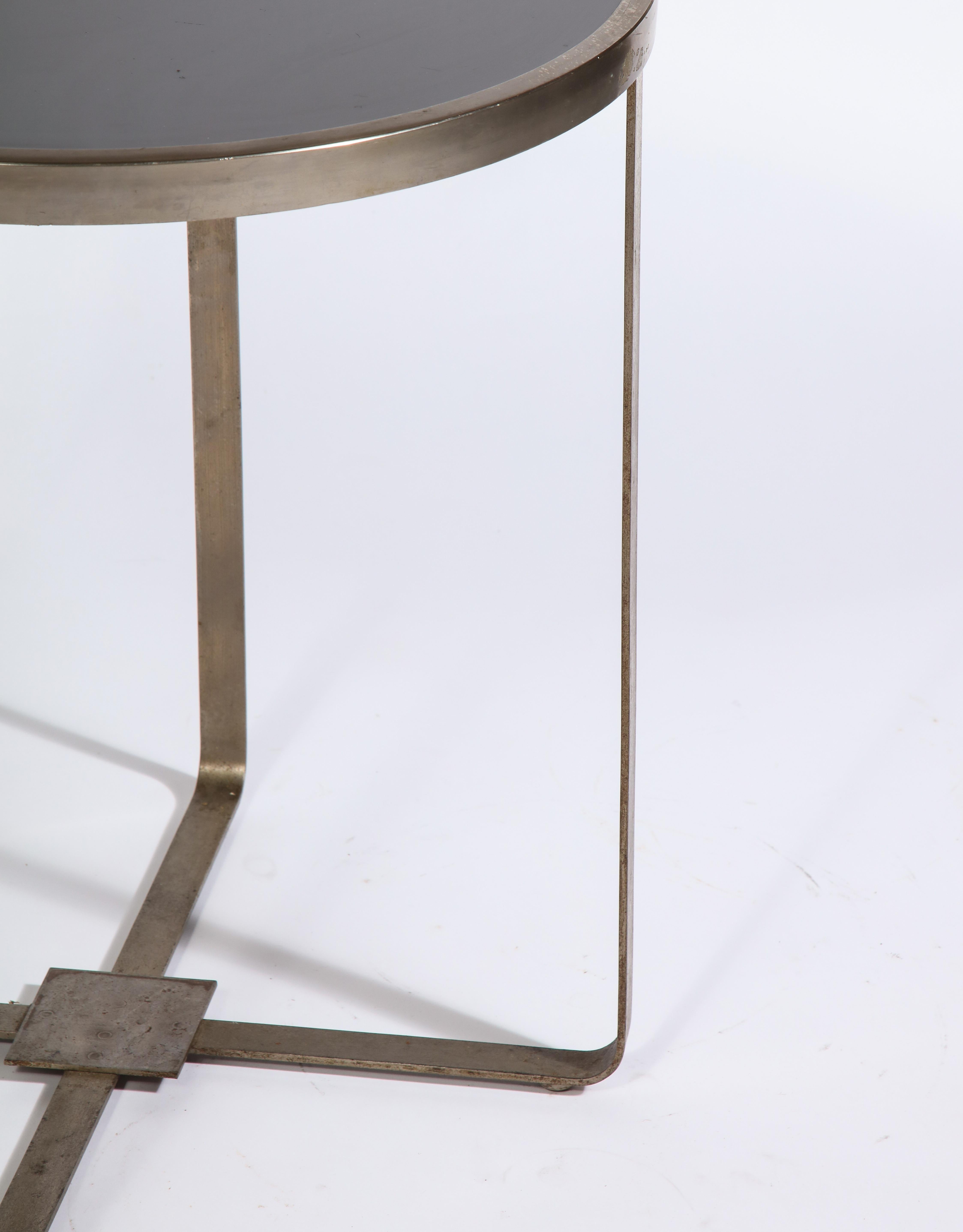 Modernistischer Art-Déco- Adnet Attr. Runder Stahltisch aus schwarzem Glas, Frankreich, 1930er Jahre im Zustand „Gut“ im Angebot in New York, NY