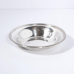 Plato modernista de plata de ley con borde estilizado en forma de onda de Wallace Silversmiths