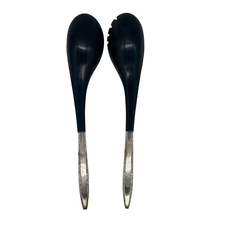 Couverts à salade du milieu du siècle en argent sterling avec extrémités en nylon noir. L'ensemble est réalisé par Wallace Silver dans le modèle Washington.

Il y a un léger défaut sur le manche de la cuillère sur la poignée avant comme illustré.
