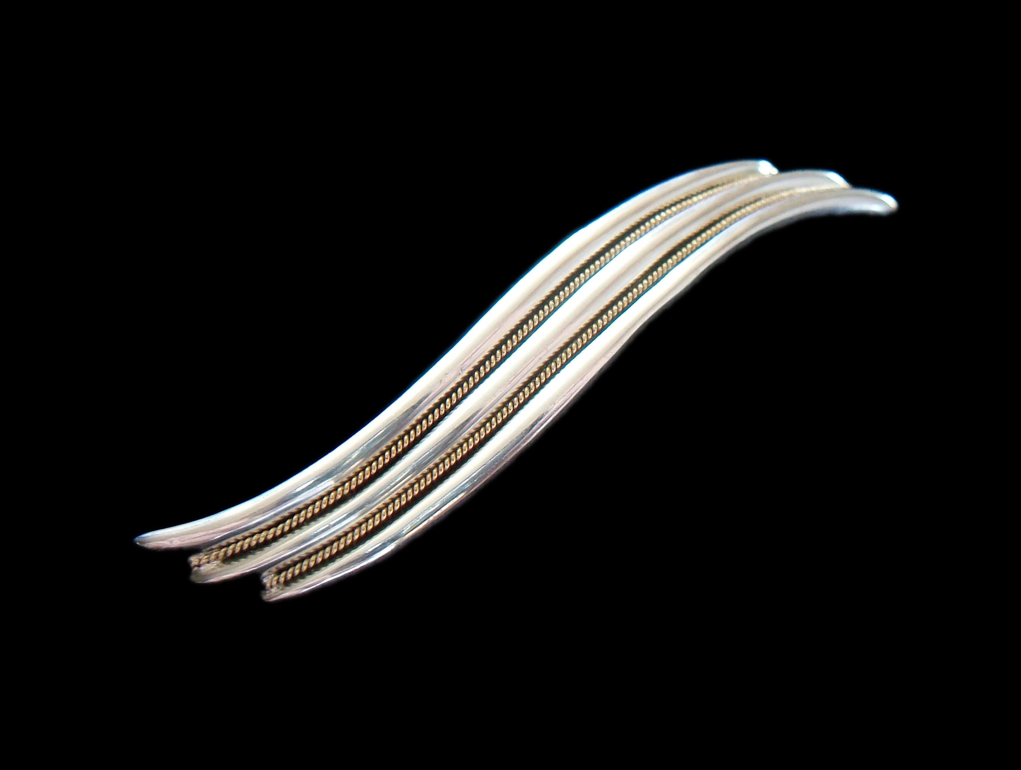 Modernist Sterling Silver & 18K Yellow Gold Wave Brooch, Mid 20th Century In Good Condition For Sale In Chatham, CA