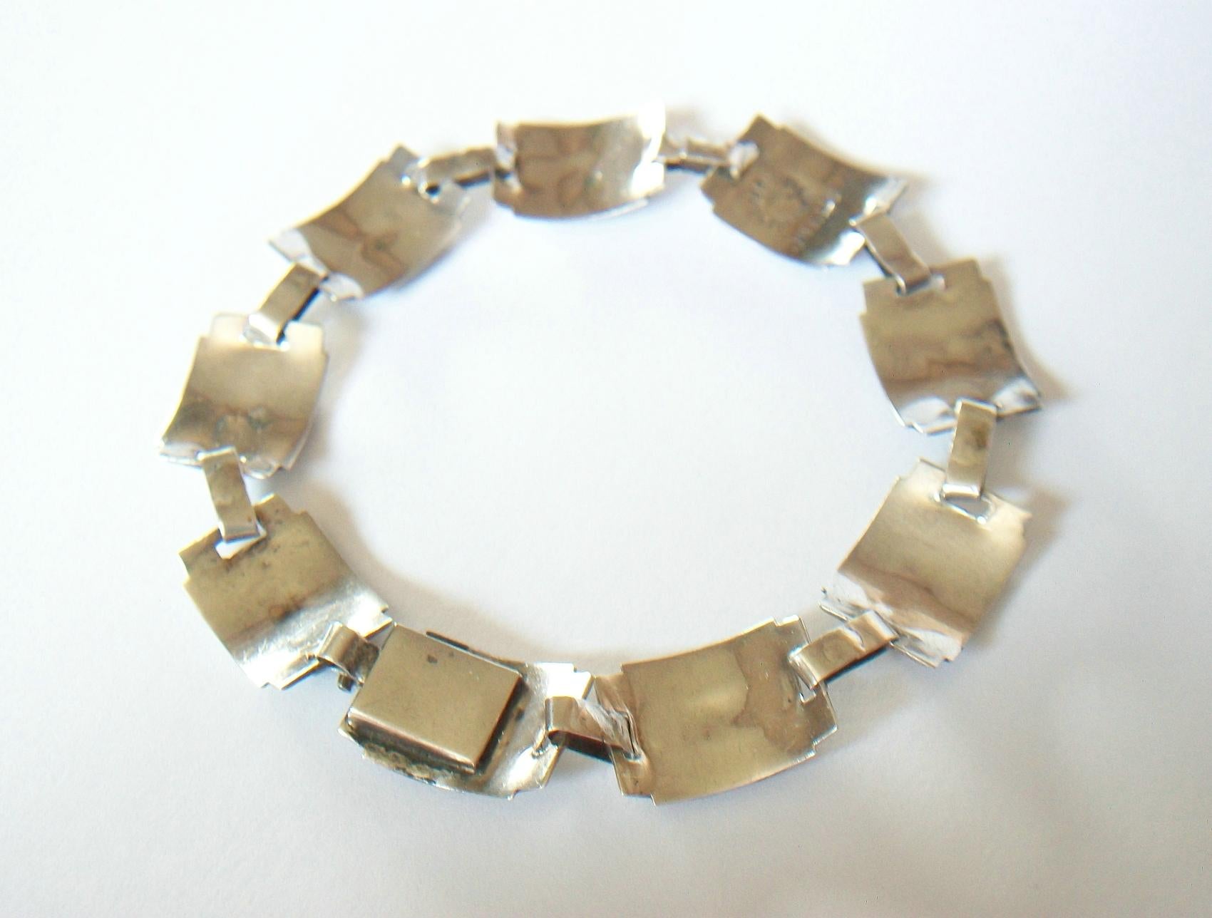 Modernist Sterling Silver & Abalone Link Bracelet - Mexico - Circa 1950's For Sale 4