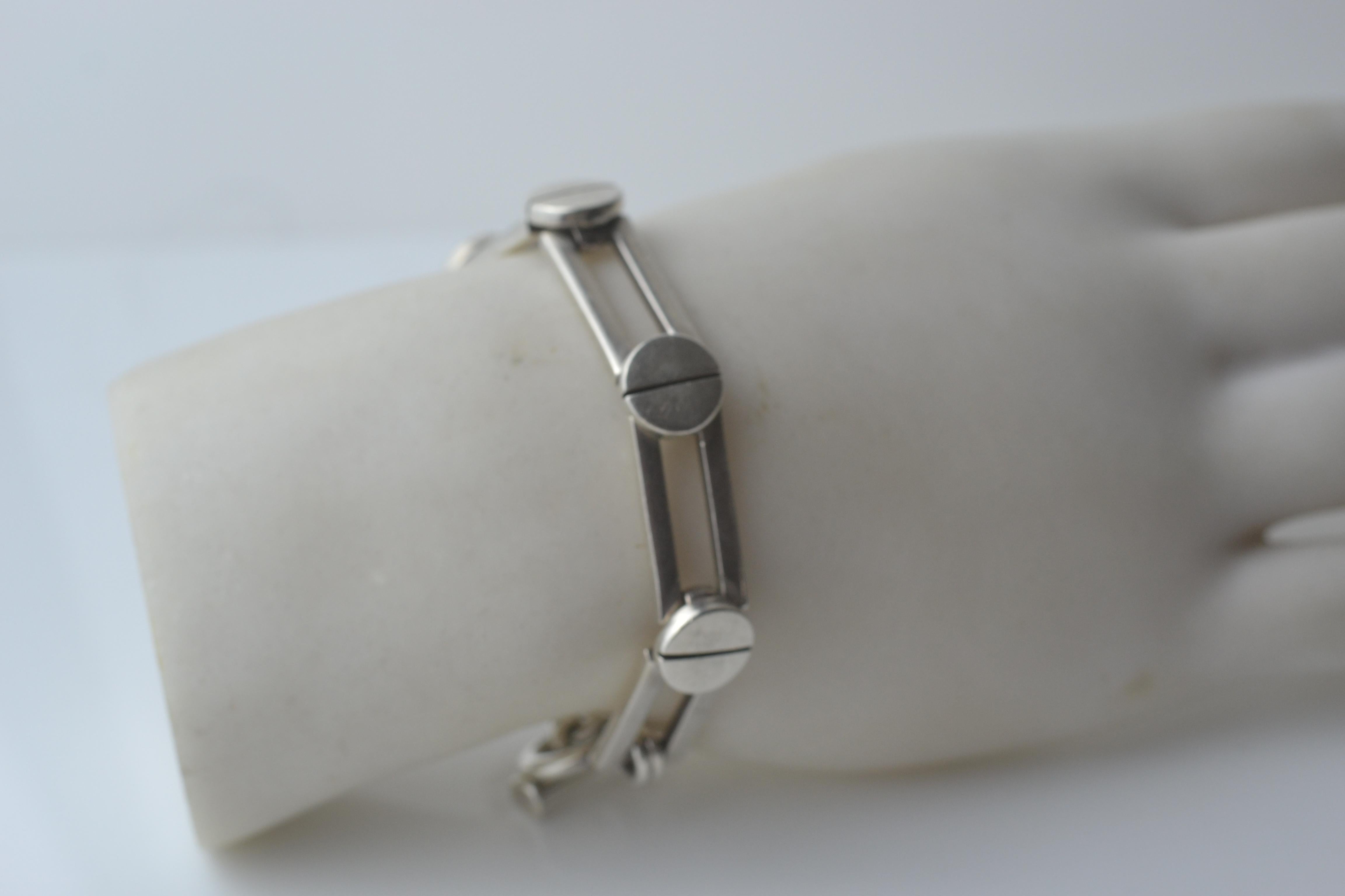 Modernist sterling silver bracelet with chunky toggle clasp unisex Mexican For Sale 3