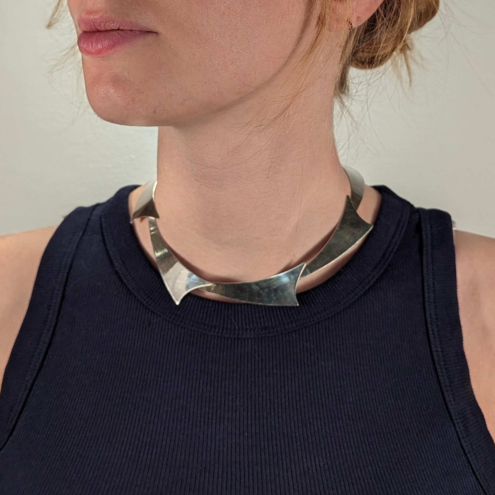 A fine Modernist collier or choker necklace.

In sterling silver.

By Noble Smith (Shirley Smith), an American female silversmith of note active in the 1960's.

Simply wonderful Mid-Century design!

Date:
Mid-20th Century

Overall Condition:
It is