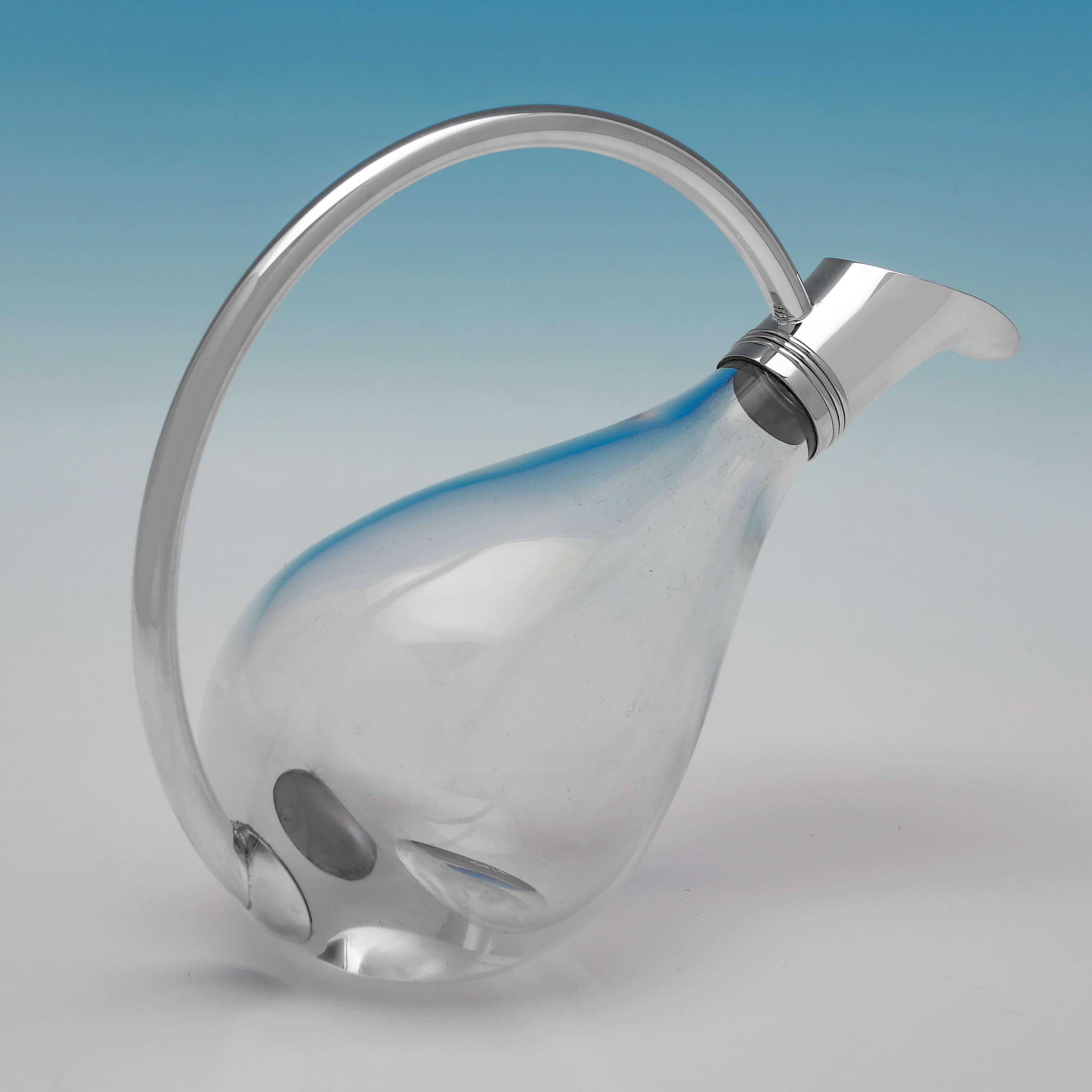 Questo bel decanter in argento Sterling, marchiato a Londra nel 1999 da Asprey & Garrard, presenta un manico ad anello e dettagli in canna. 

Il decanter misura 6