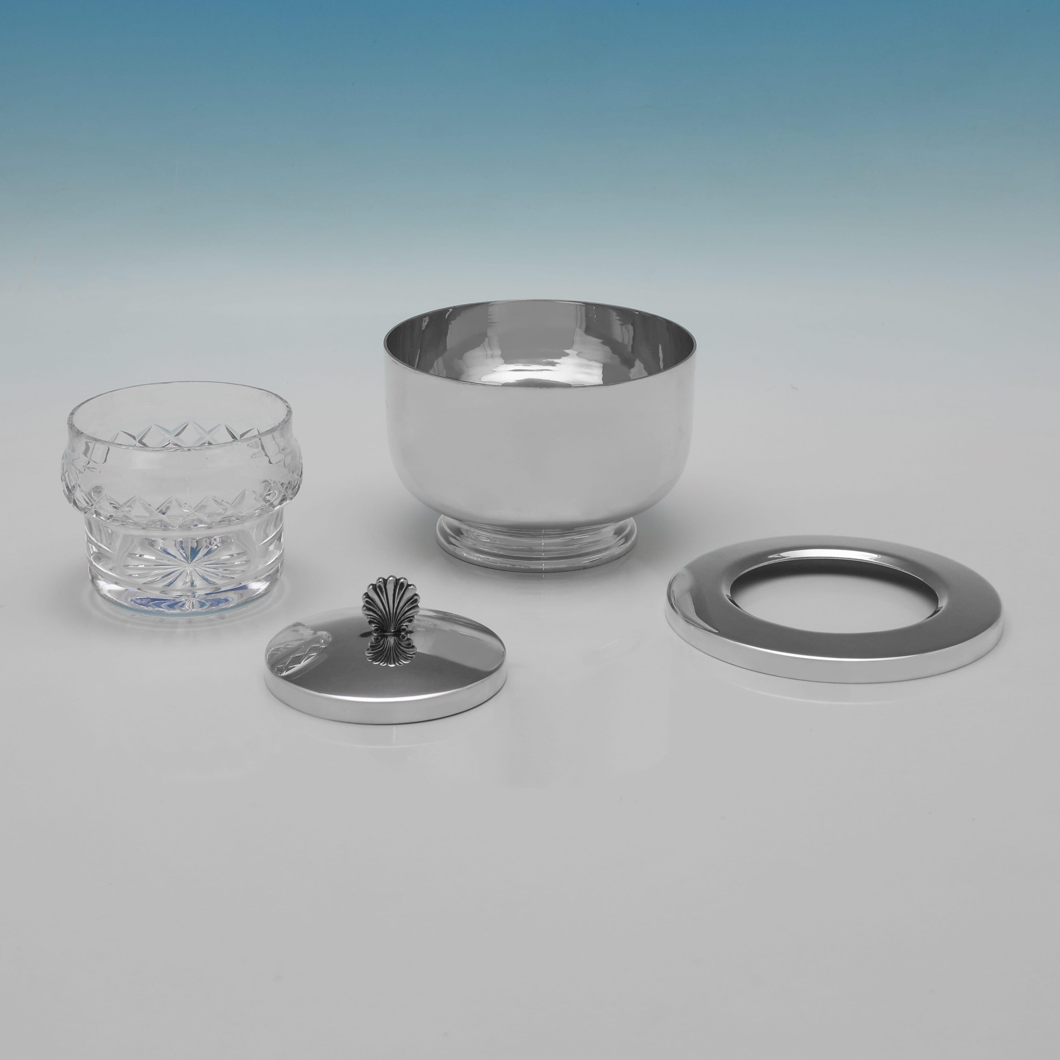 Anglais Plat à caviar moderniste en argent et verre par Asprey, 12,5 ozt, 1996 en vente