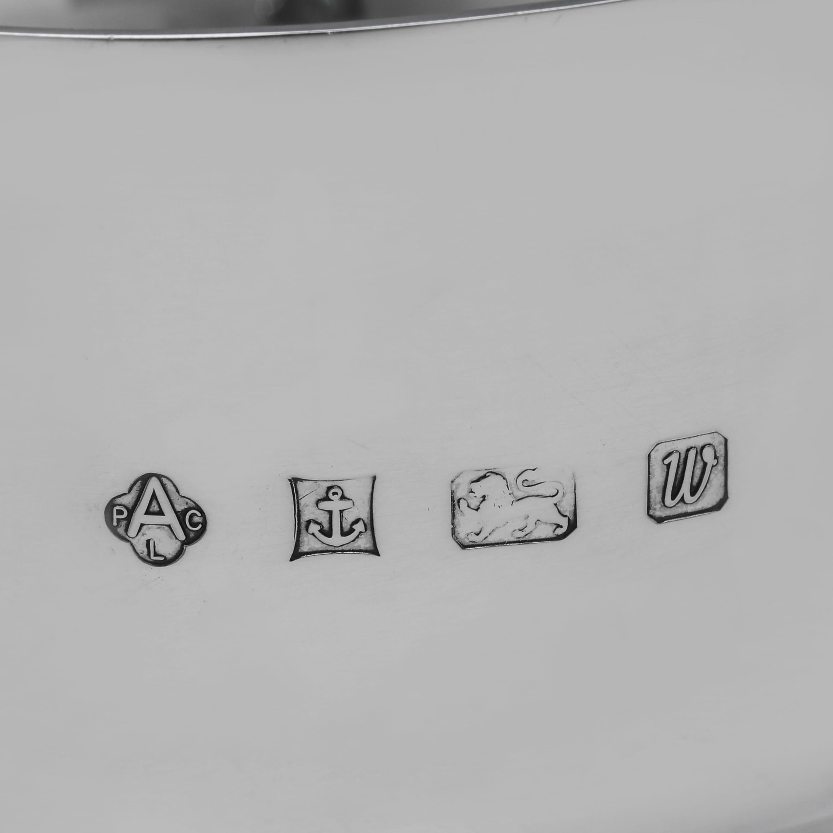 Argent sterling Plat à caviar moderniste en argent et verre par Asprey, 12,5 ozt, 1996 en vente