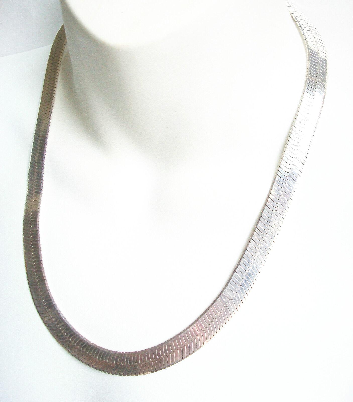 Modernist Sterling Silver Herringbone Necklace, Unsigned, Italy, circa 1970s In Good Condition For Sale In Chatham, CA