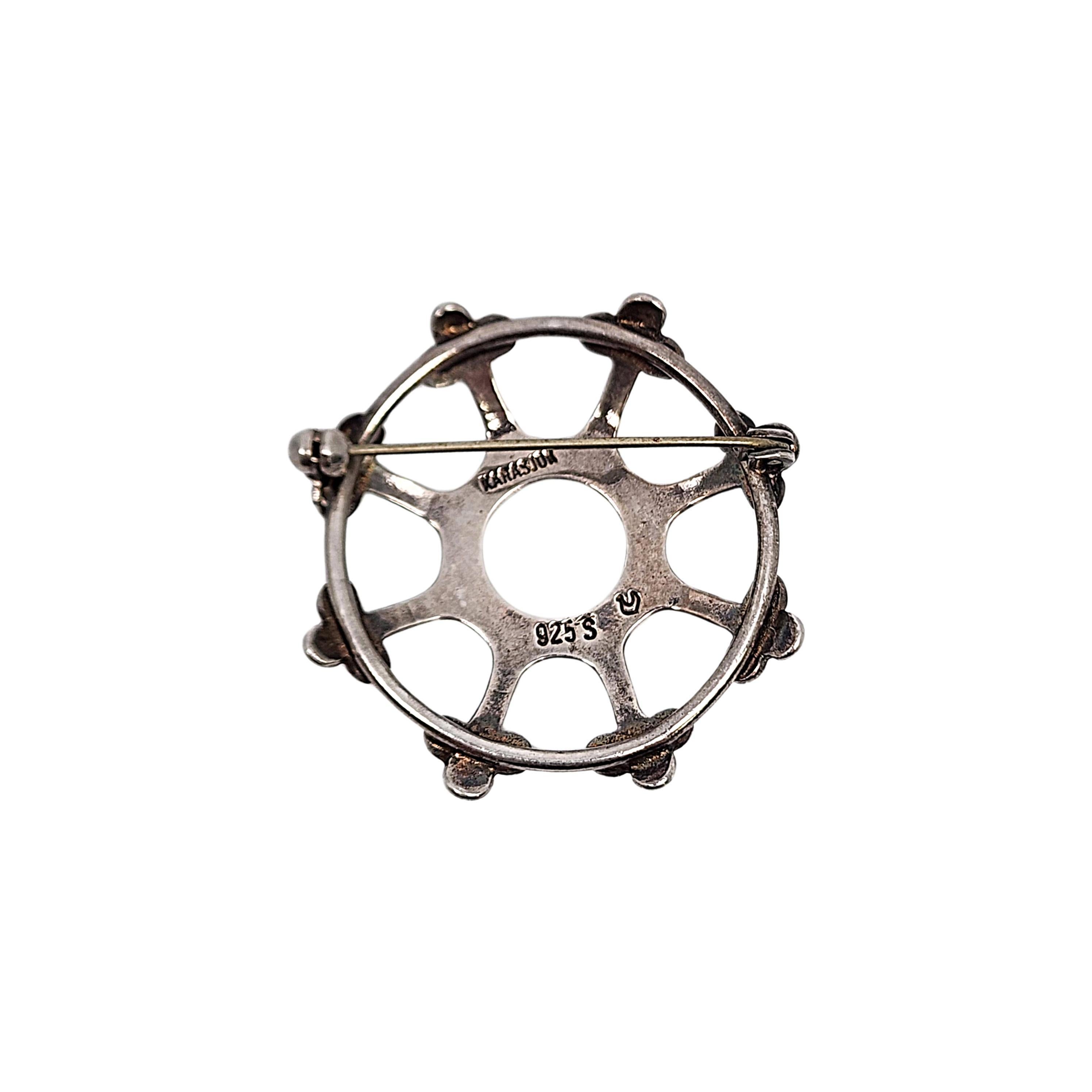 Modernistische Anstecknadel/Brosche aus Sterlingsilber von Kristi Karasjok aus Norwegen.

Eine einzigartige runde Anstecknadel im modernen Design, die ein radähnliches Design aufweist. 

Der Durchmesser beträgt ca. 1 3/4