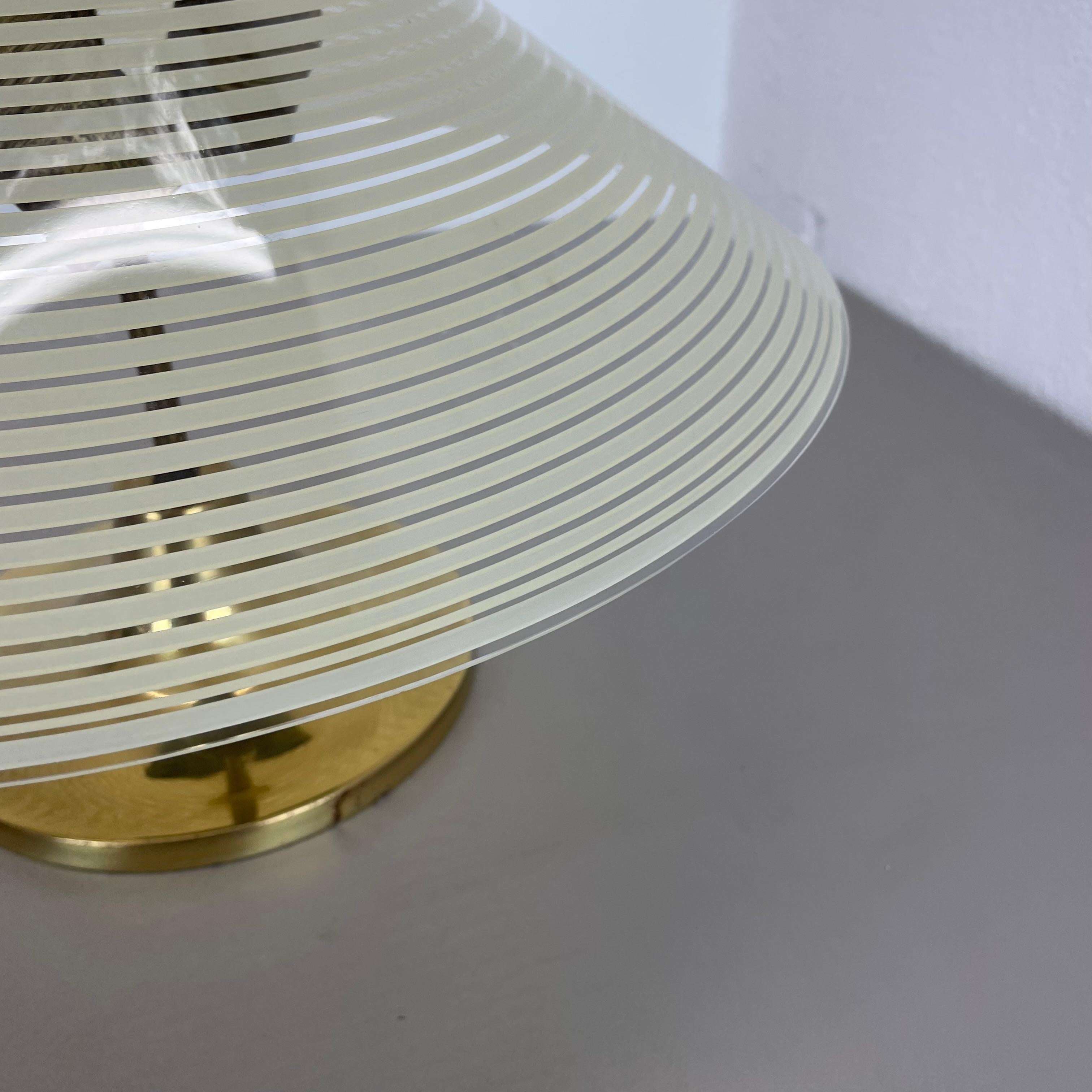 Plafonnier moderniste en laiton et verre de style Stilnovo, Italie, années 1950 en vente 3