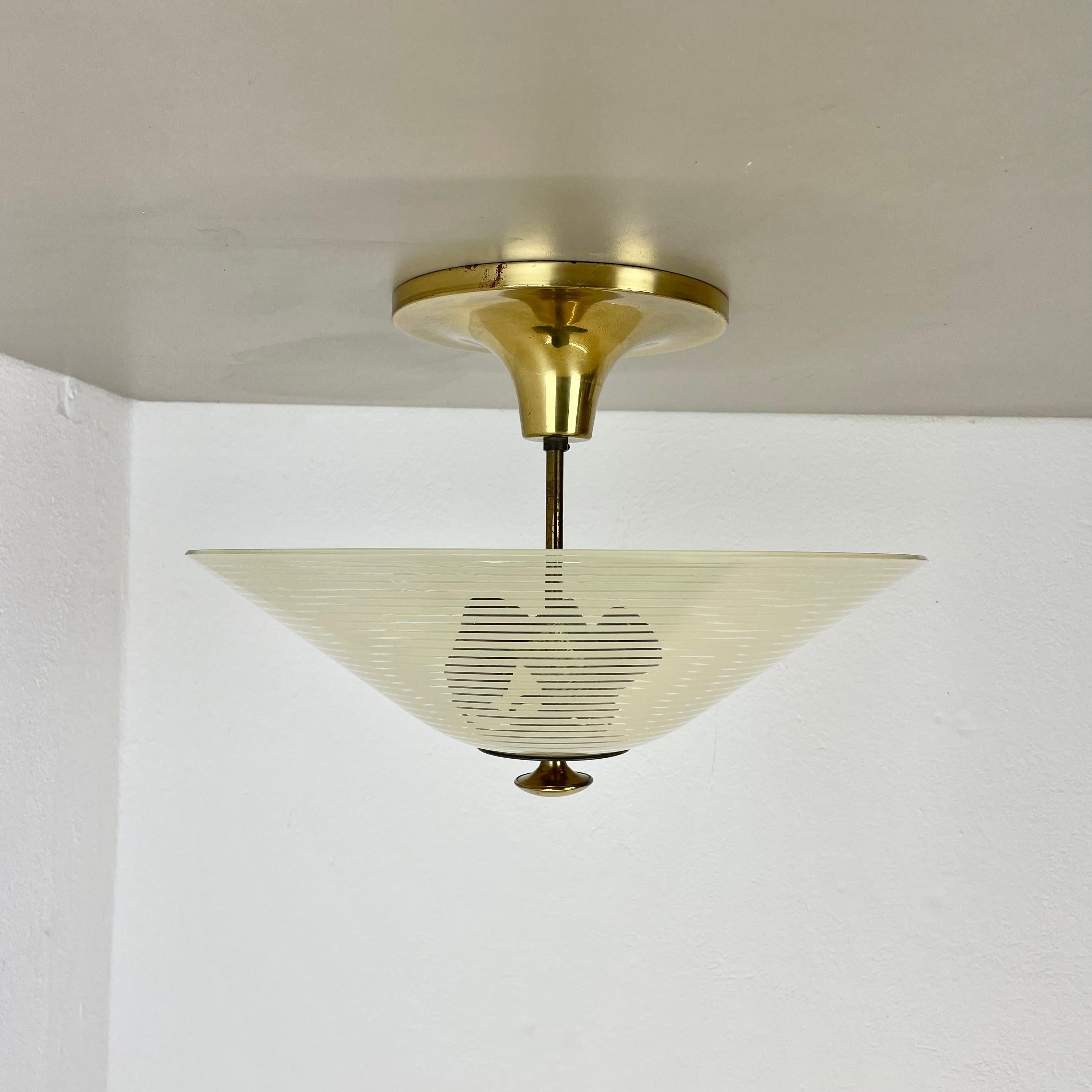 Article :

grand plafonnier avec abat-jour en verre.


Origine :

Italie



Âge :

1950s.






Luminaire italien moderniste original des années 1950, composé de laiton massif et d'un grand élément en verre au centre qui recouvre la source