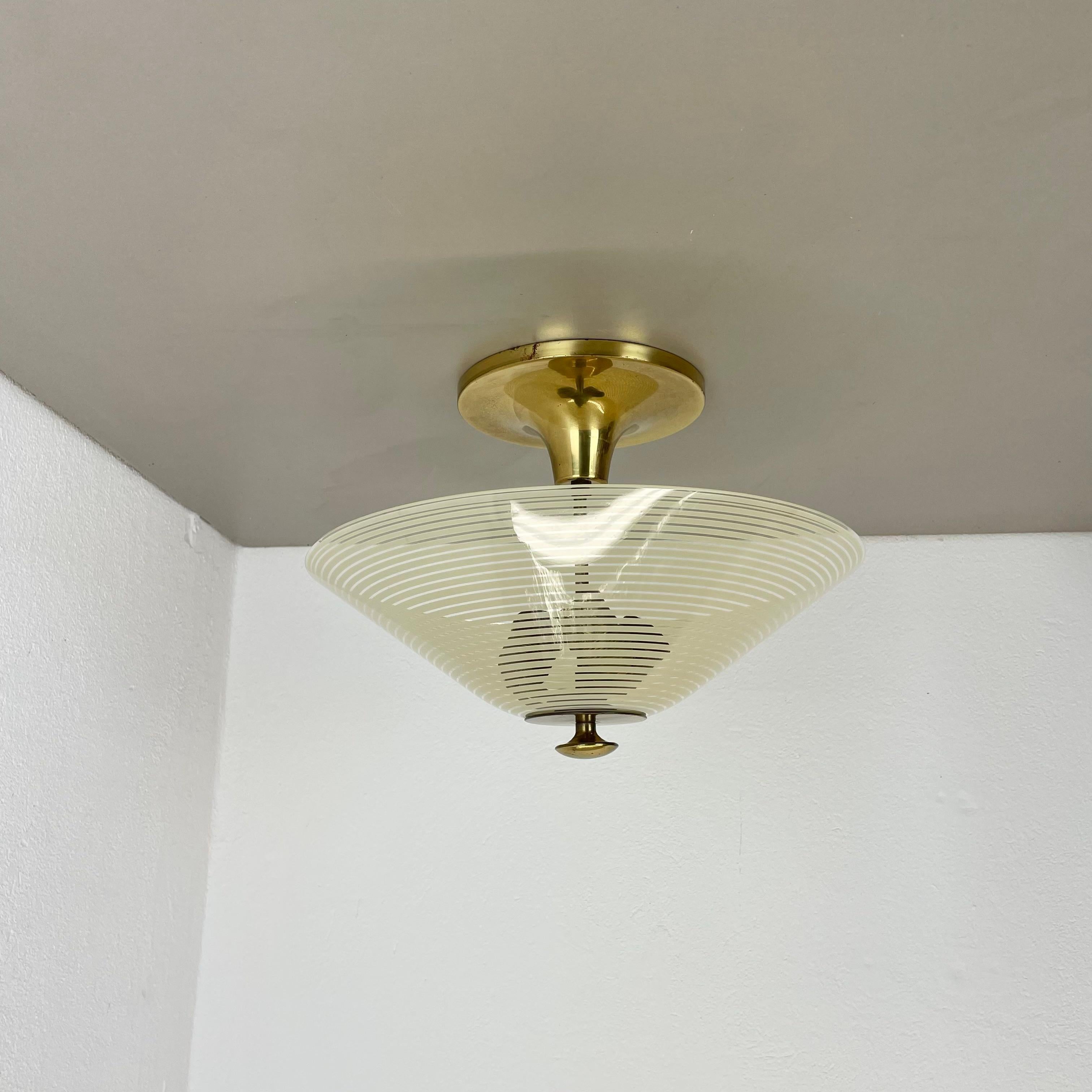 Mid-Century Modern Plafonnier moderniste en laiton et verre de style Stilnovo, Italie, années 1950 en vente