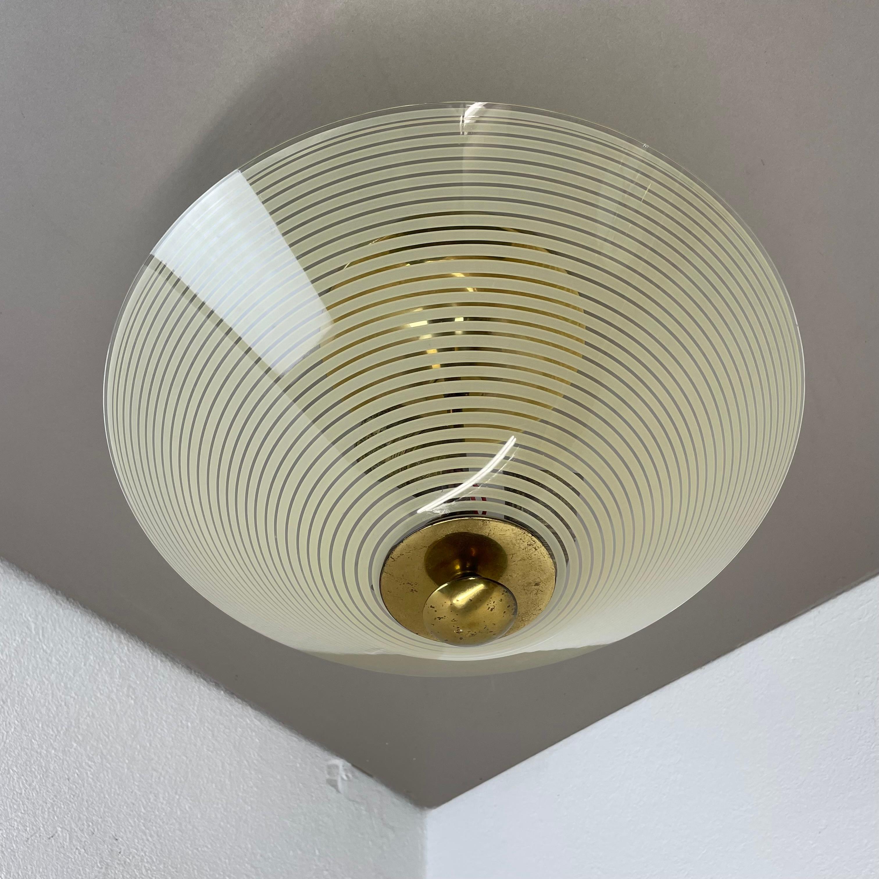 italien Plafonnier moderniste en laiton et verre de style Stilnovo, Italie, années 1950 en vente