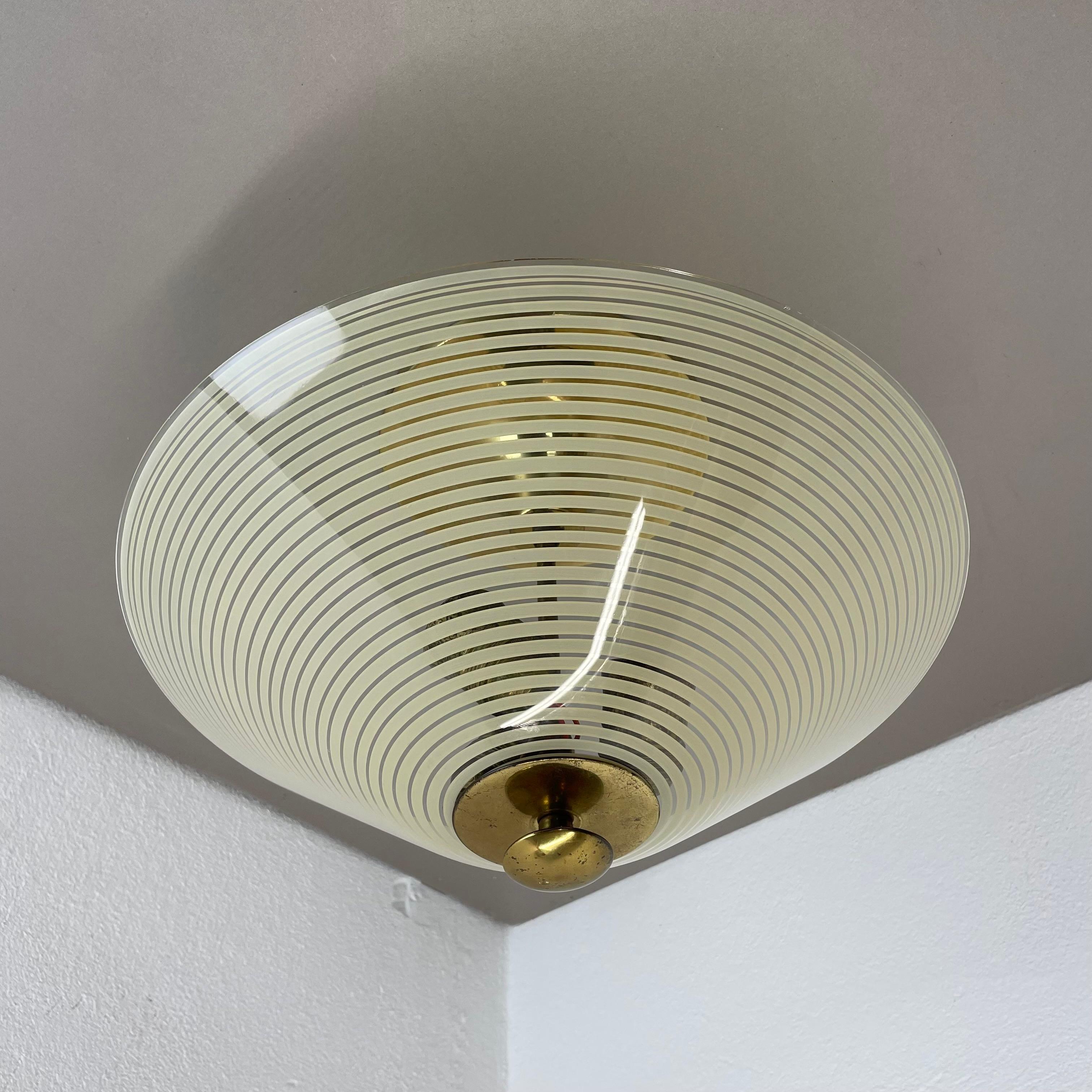 Plafonnier moderniste en laiton et verre de style Stilnovo, Italie, années 1950 Bon état - En vente à Kirchlengern, DE