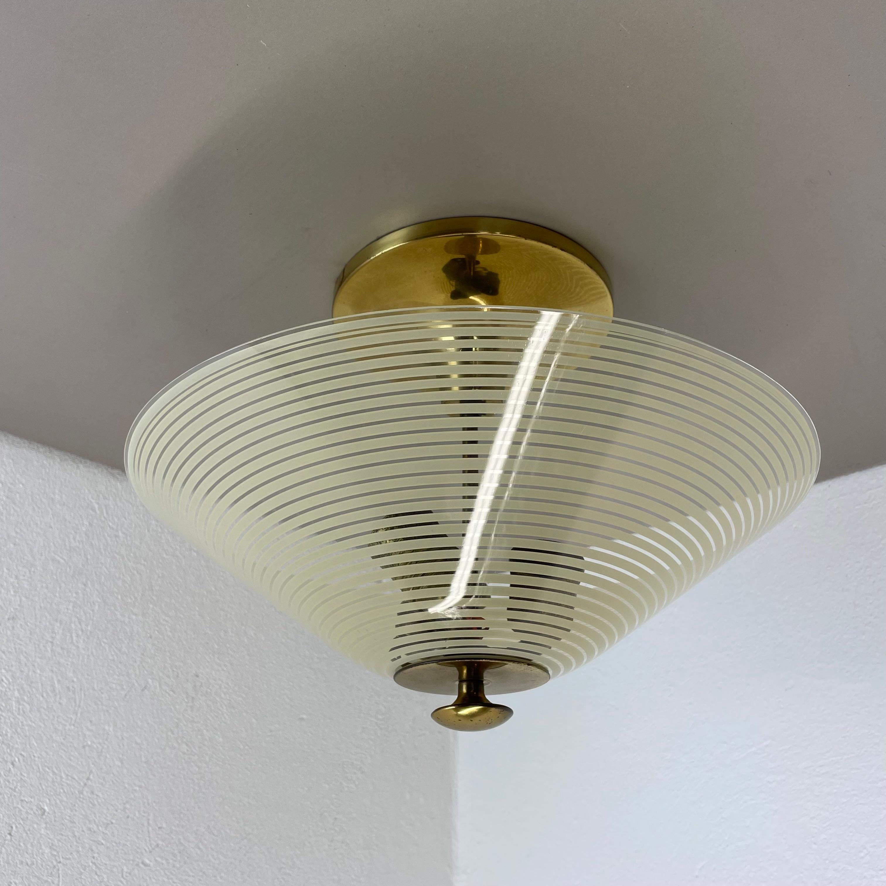 Milieu du XXe siècle Plafonnier moderniste en laiton et verre de style Stilnovo, Italie, années 1950 en vente