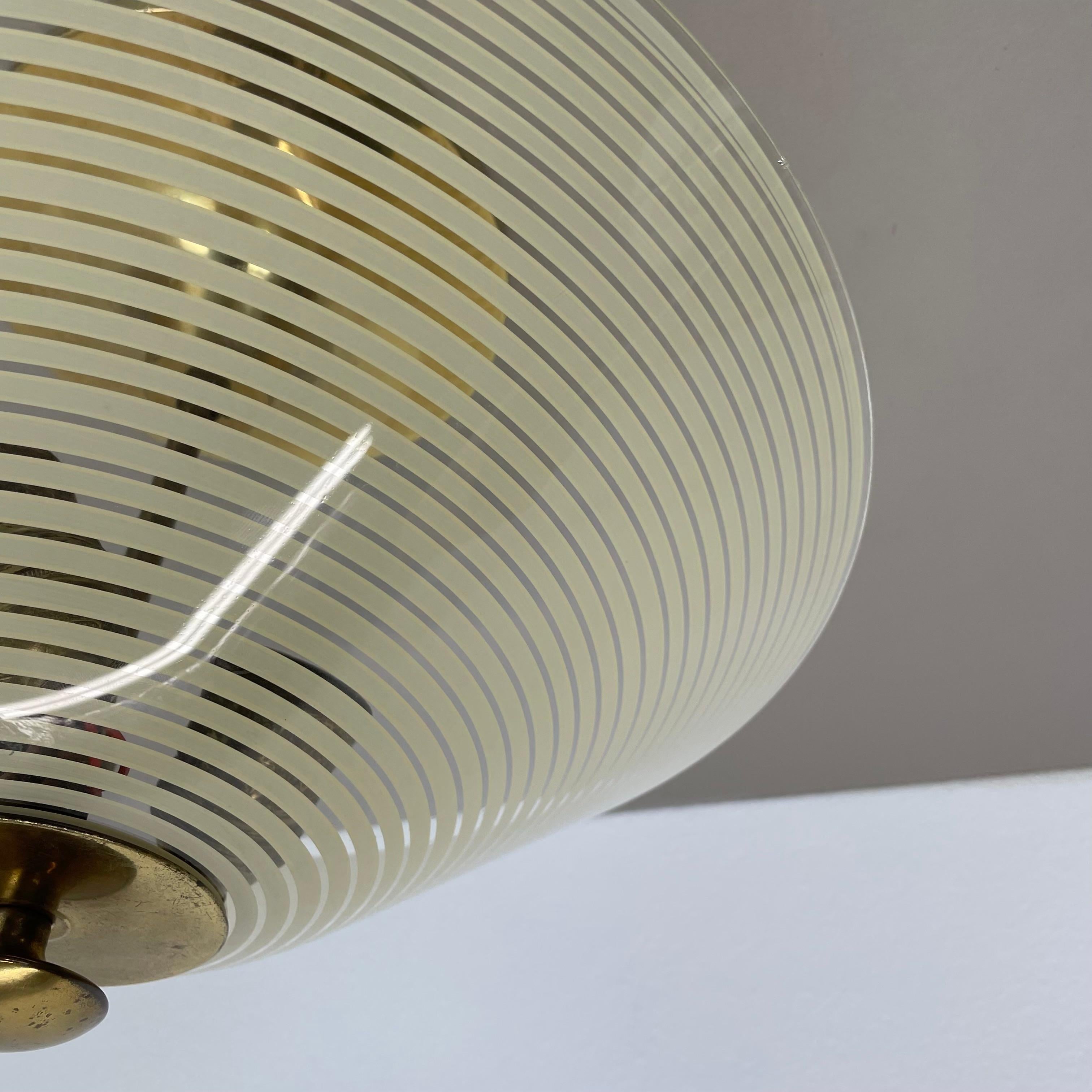 Métal Plafonnier moderniste en laiton et verre de style Stilnovo, Italie, années 1950 en vente