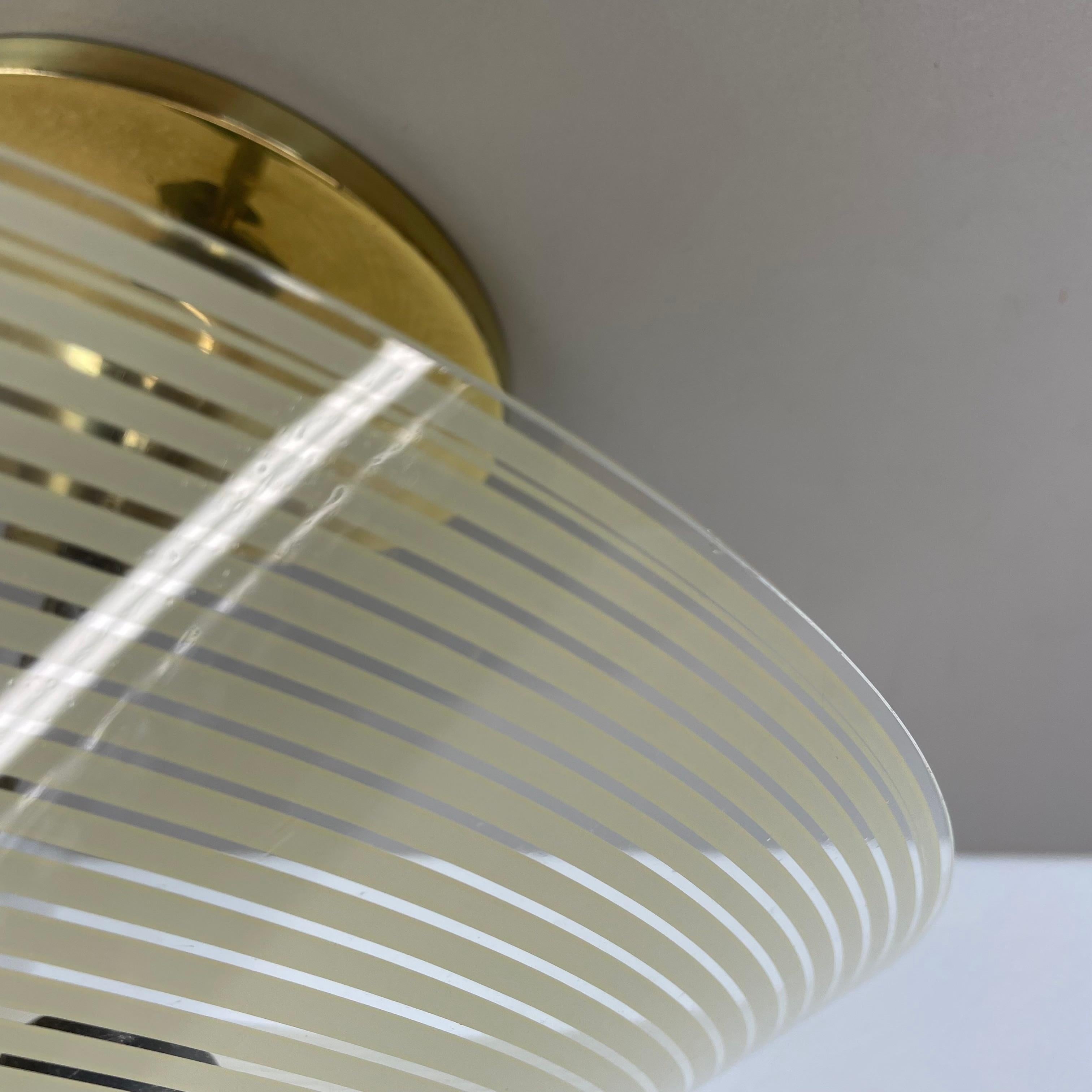 Plafonnier moderniste en laiton et verre de style Stilnovo, Italie, années 1950 en vente 1