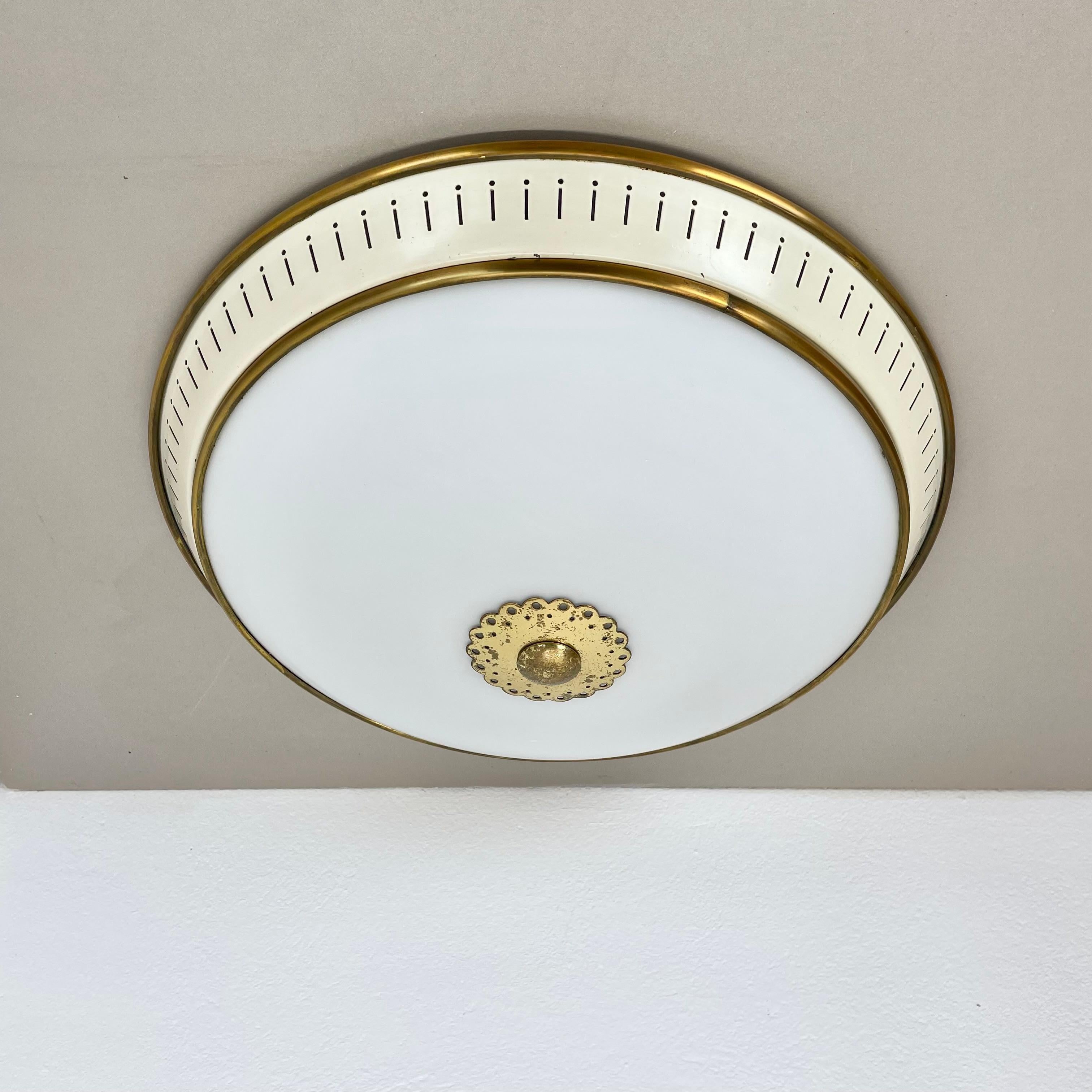 Article:

Extra large light with opal glass shades.

Useable as wall or ceiling light



Origin:

Italy



Age:

1950s.






Original 1950s modernist Italian lights made of solid metal in original beige lacquer tone and huge opal glass element in