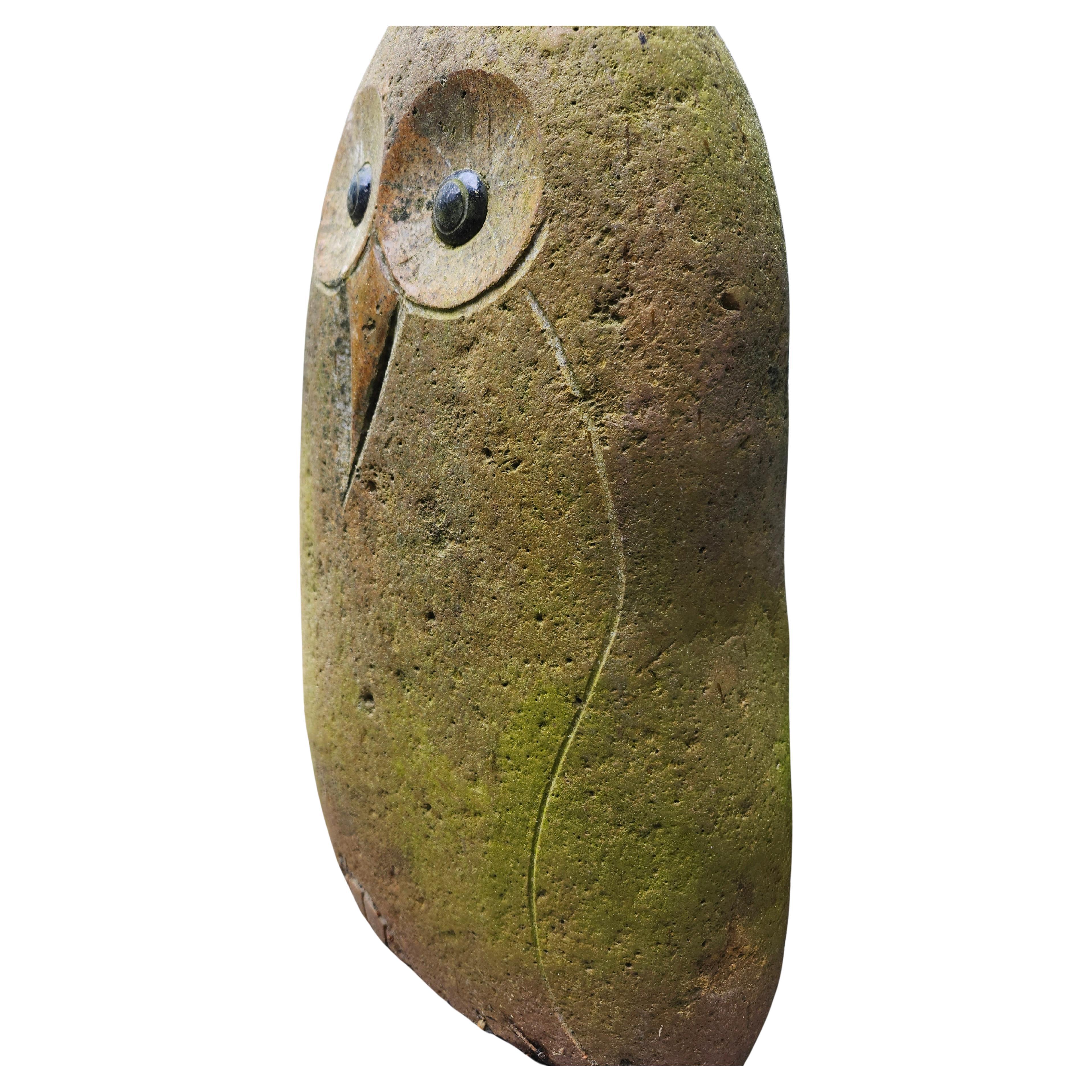 Fantastica coppia semplice ed elegante di gufi in pietra scolpita e lucidata a mano. Molto probabilmente si tratta di una rappresentazione di madre e figlio.  Invecchia bene con una patina morbida color calce su un lato della Madre.  In eccellenti