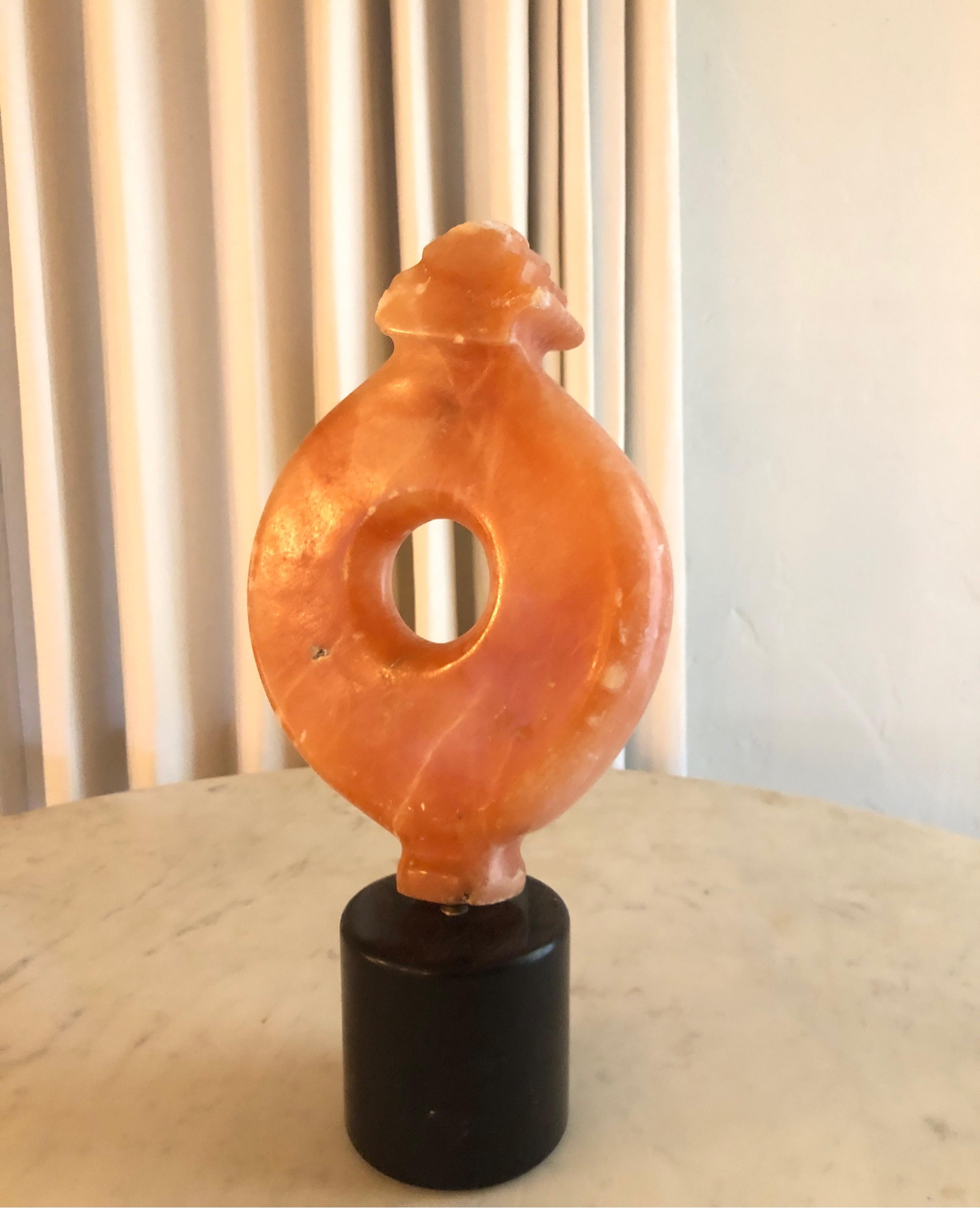 Modernistische orangefarbene Steinskulptur, montiert auf schwarzem Marmor.
Unterzeichnet in den berüchtigten Herzen von Yehuda 