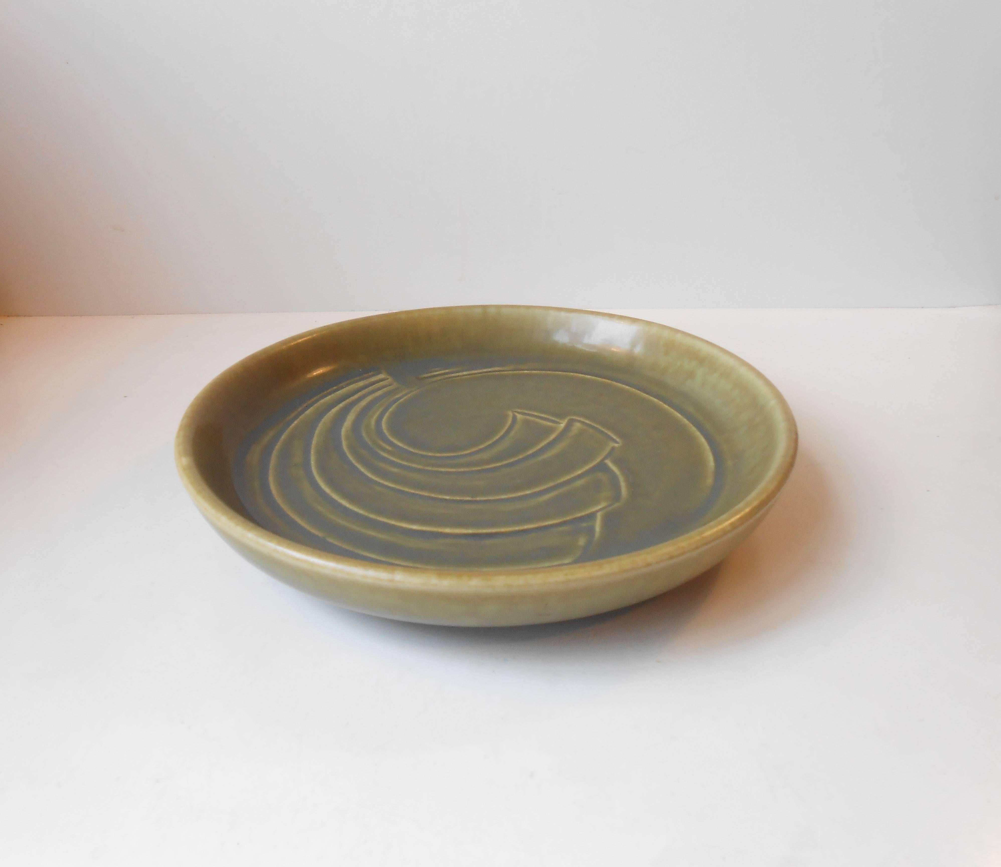 Wide poche dish by E. ST. N for Saxbo, Denmark. Delicate light-green harefur glaze and incised modernistic center-motif'. Measurements: D 26.5 cm (10.35 inches), H 5 cm (2 inches). Condition: Mint!