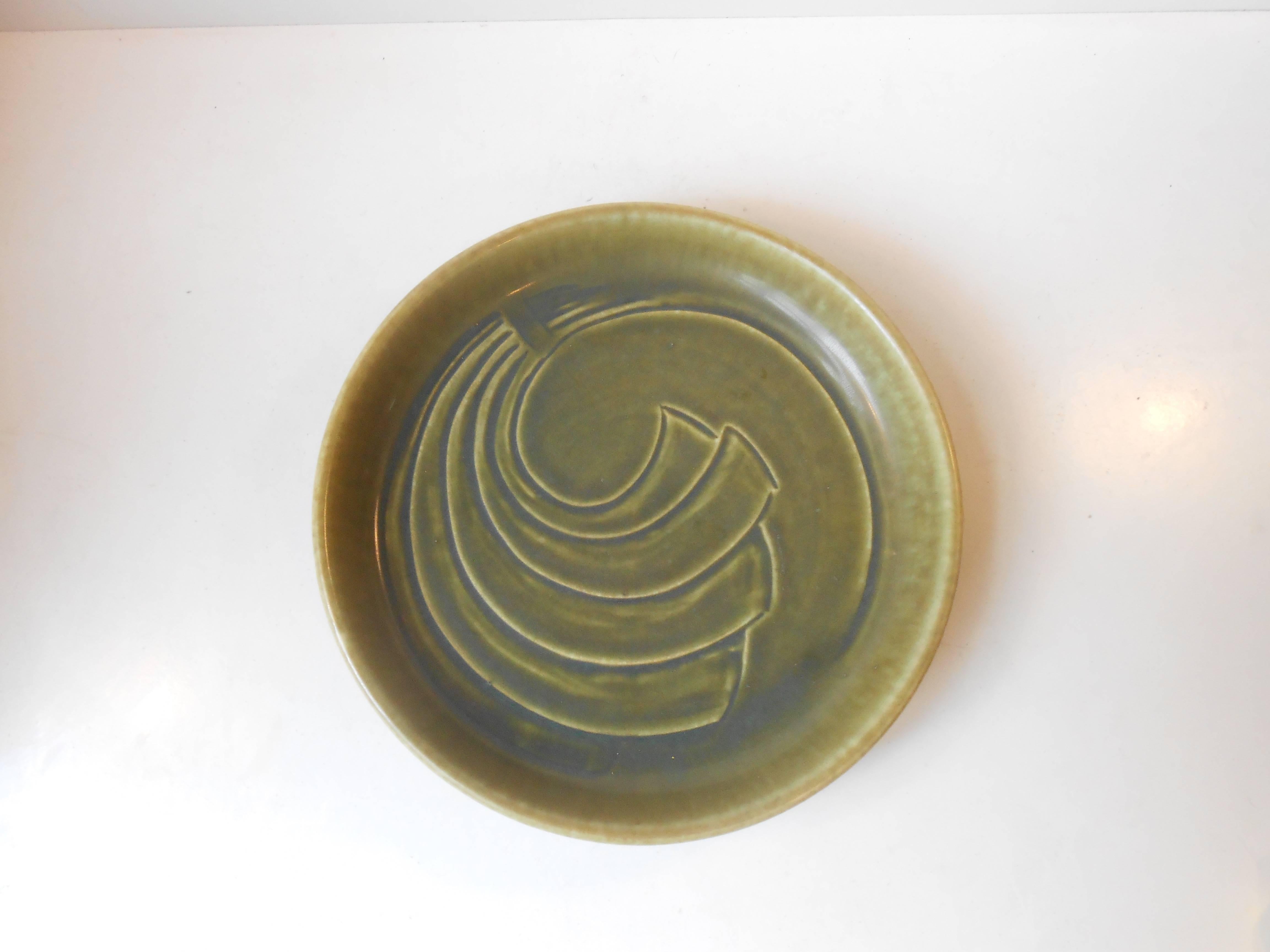 Mid-Century Modern Modernist Stoneware Dish with Green Glaze by Eva Stæhr Nielsen for Saxbo For Sale