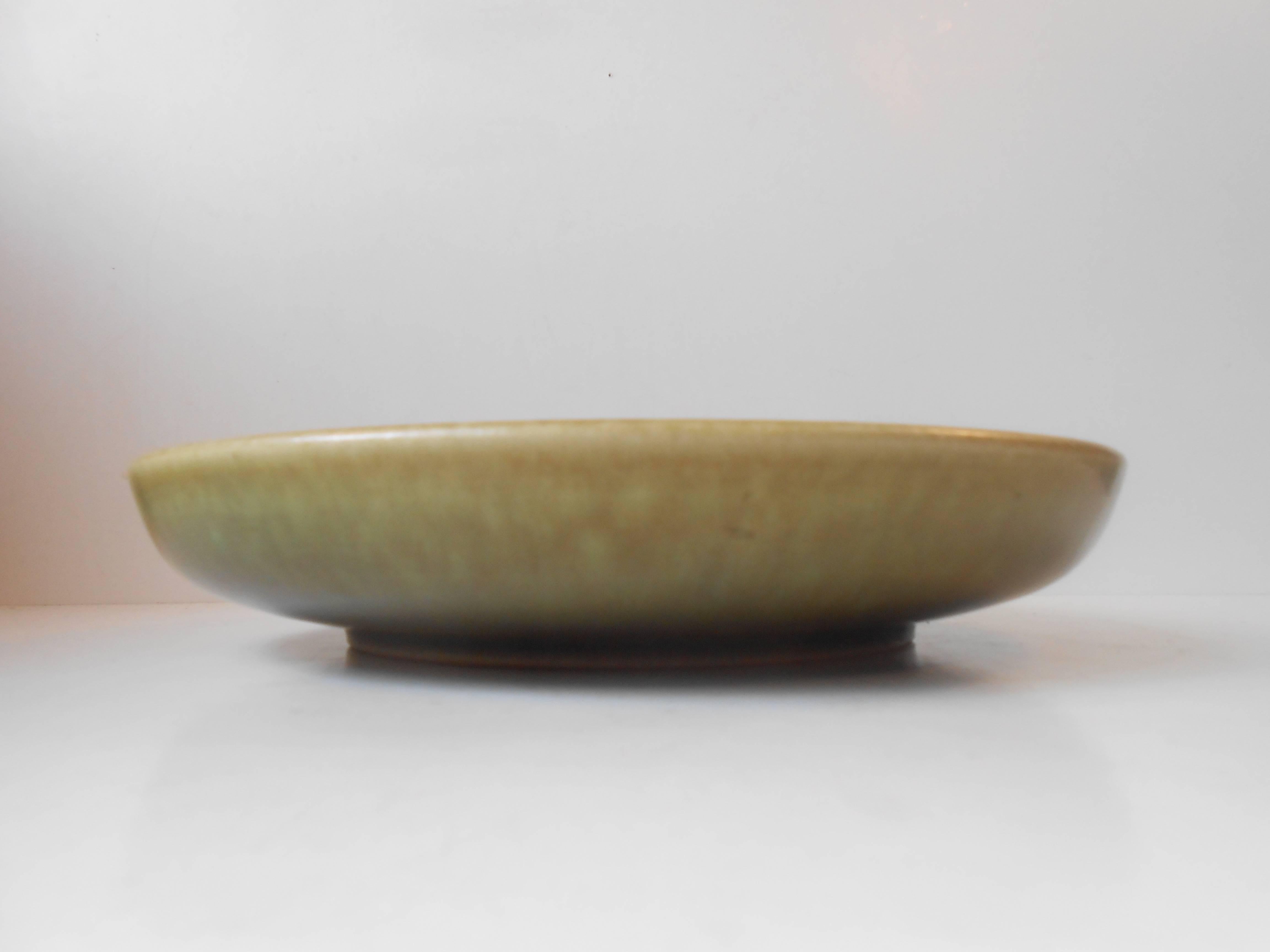 Danish Modernist Stoneware Dish with Green Glaze by Eva Stæhr Nielsen for Saxbo For Sale