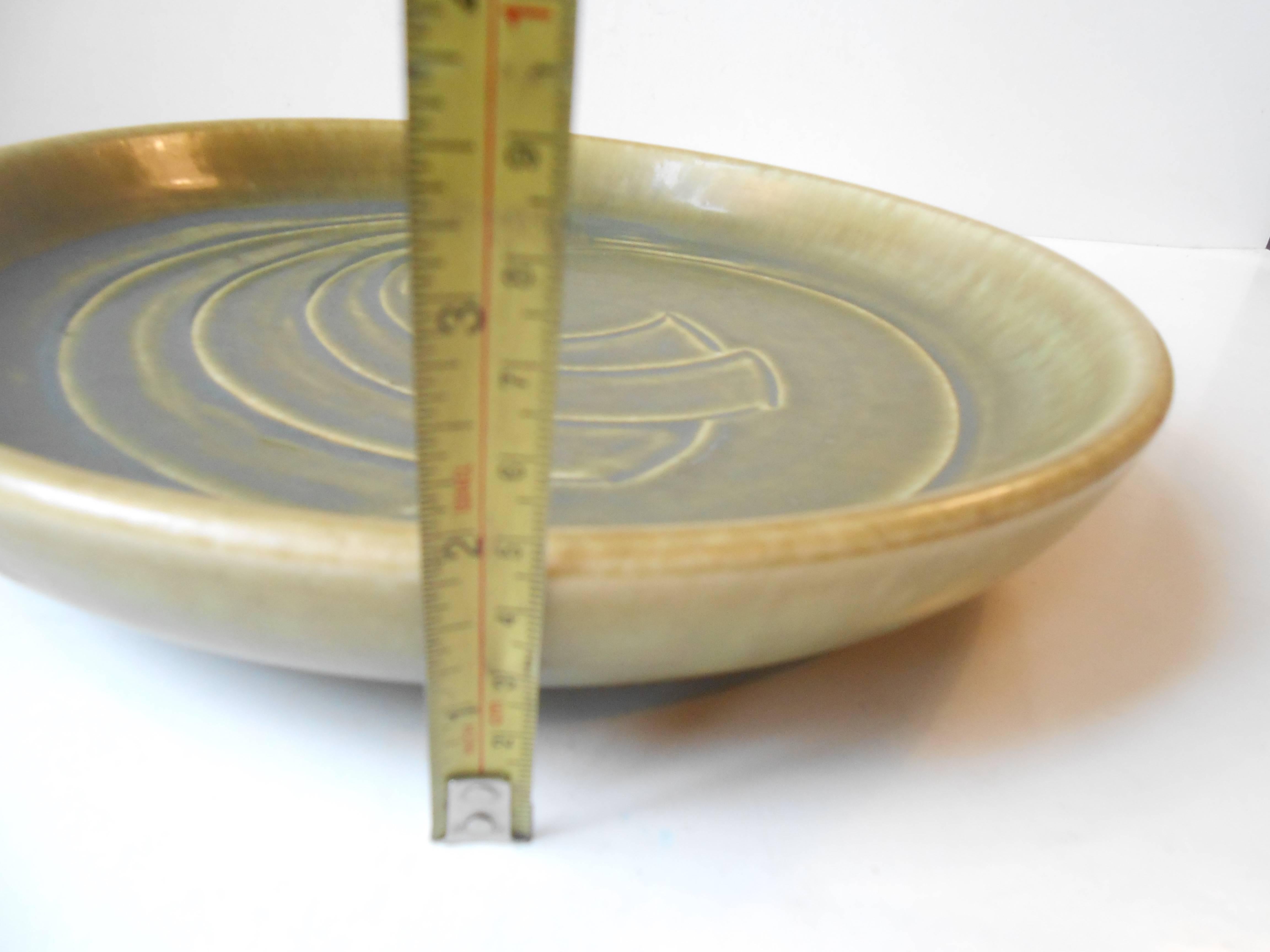 Mid-20th Century Modernist Stoneware Dish with Green Glaze by Eva Stæhr Nielsen for Saxbo For Sale