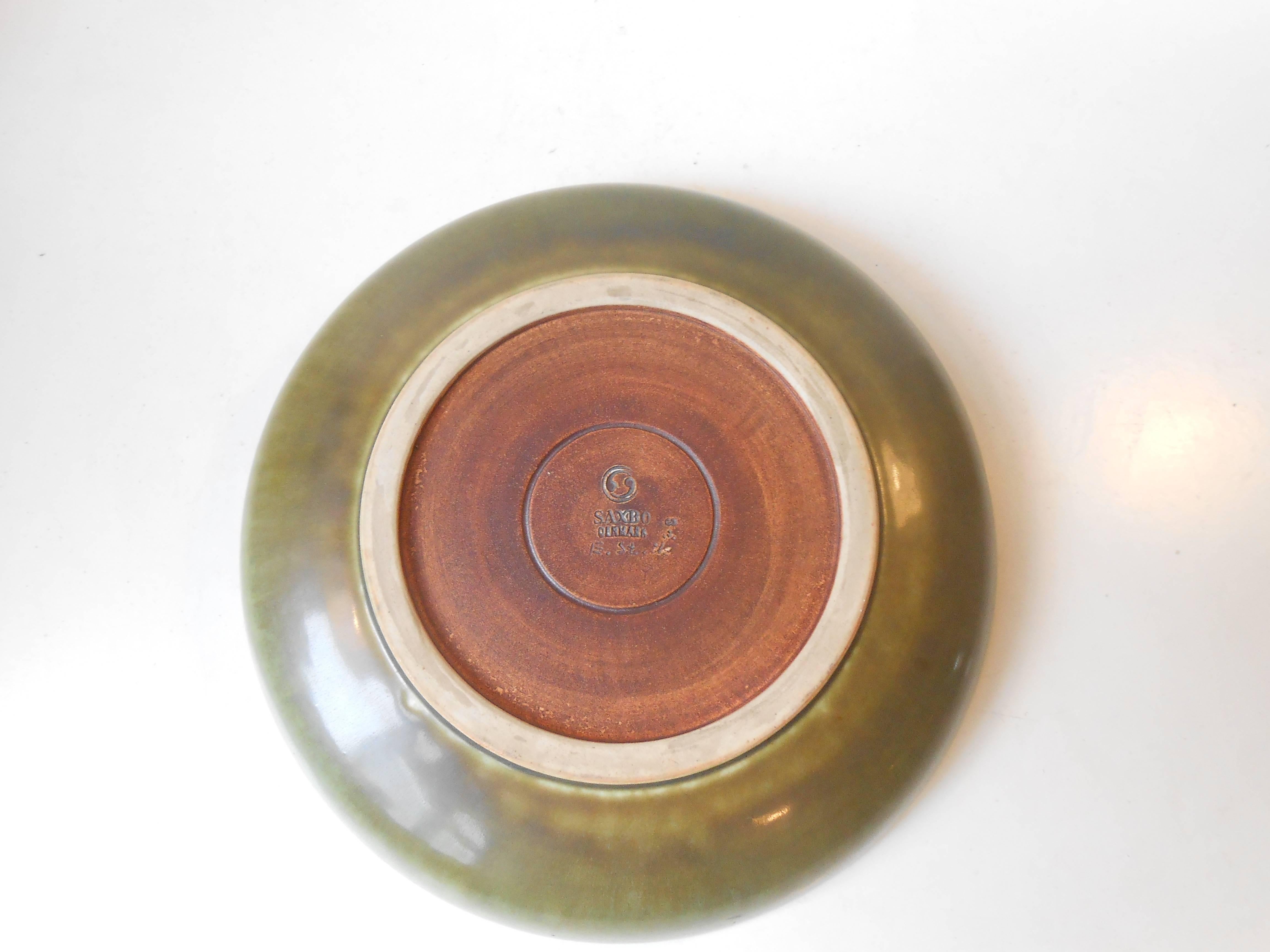 Modernist Stoneware Dish with Green Glaze by Eva Stæhr Nielsen for Saxbo For Sale 1