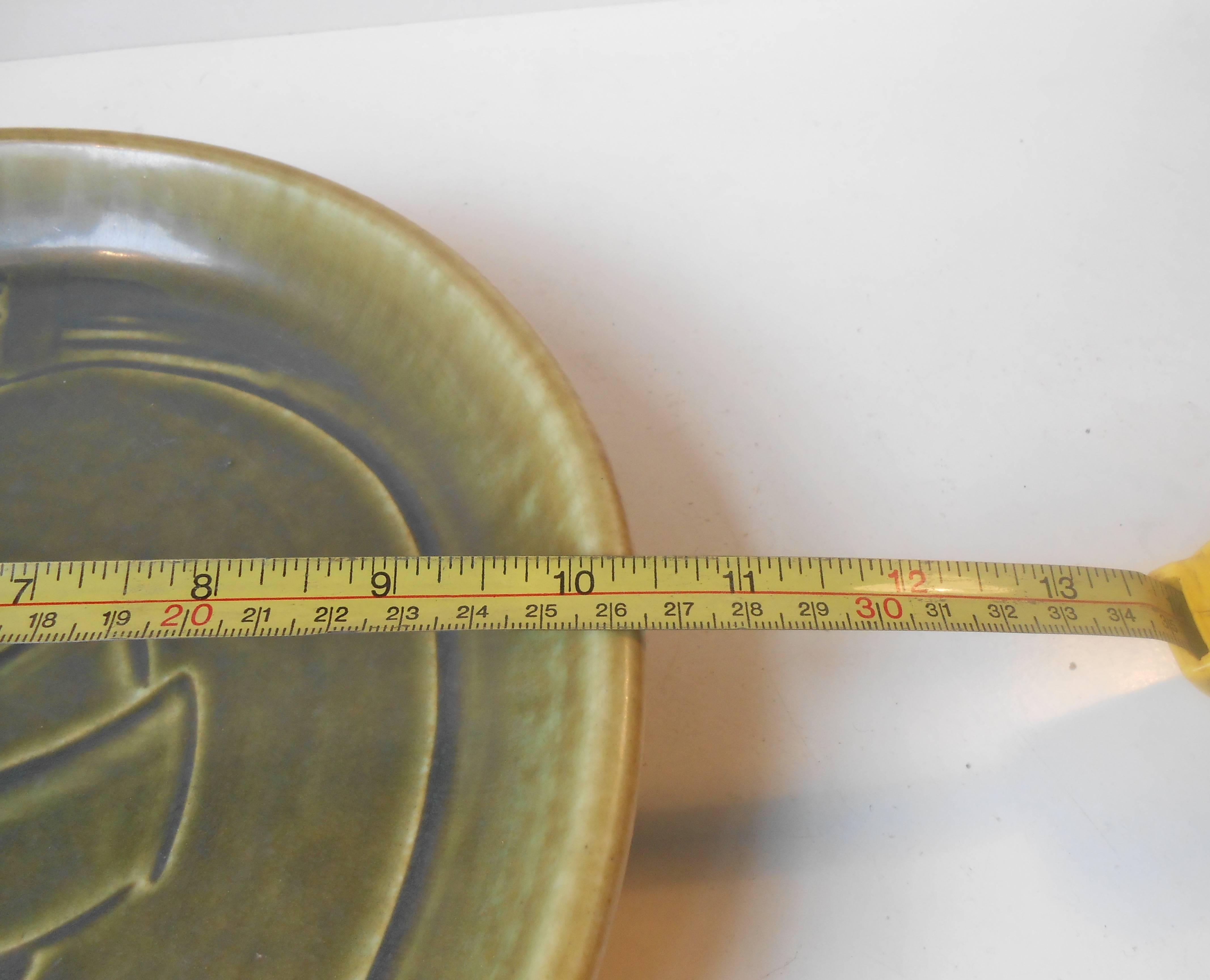 Plat en grès moderniste à glaçure verte d'Eva Sthr Nielsen pour Saxbo en vente 1