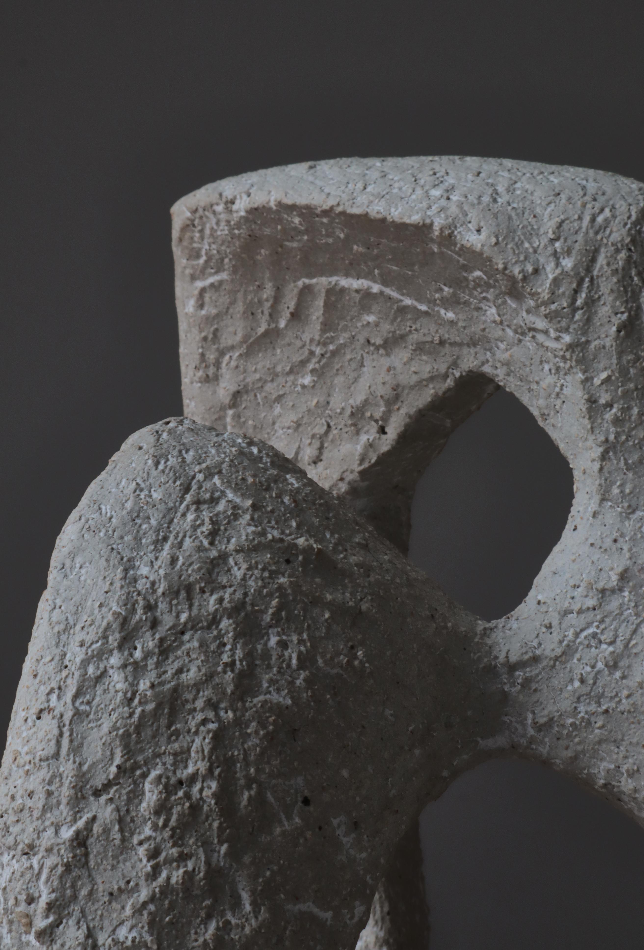 Escultura modernista abstracta realizada a mano por la artista finlandesa Sakari Vapaavuori en Arabia en la década de 1960. La pieza es de gres chamota y está firmada por el artista (
